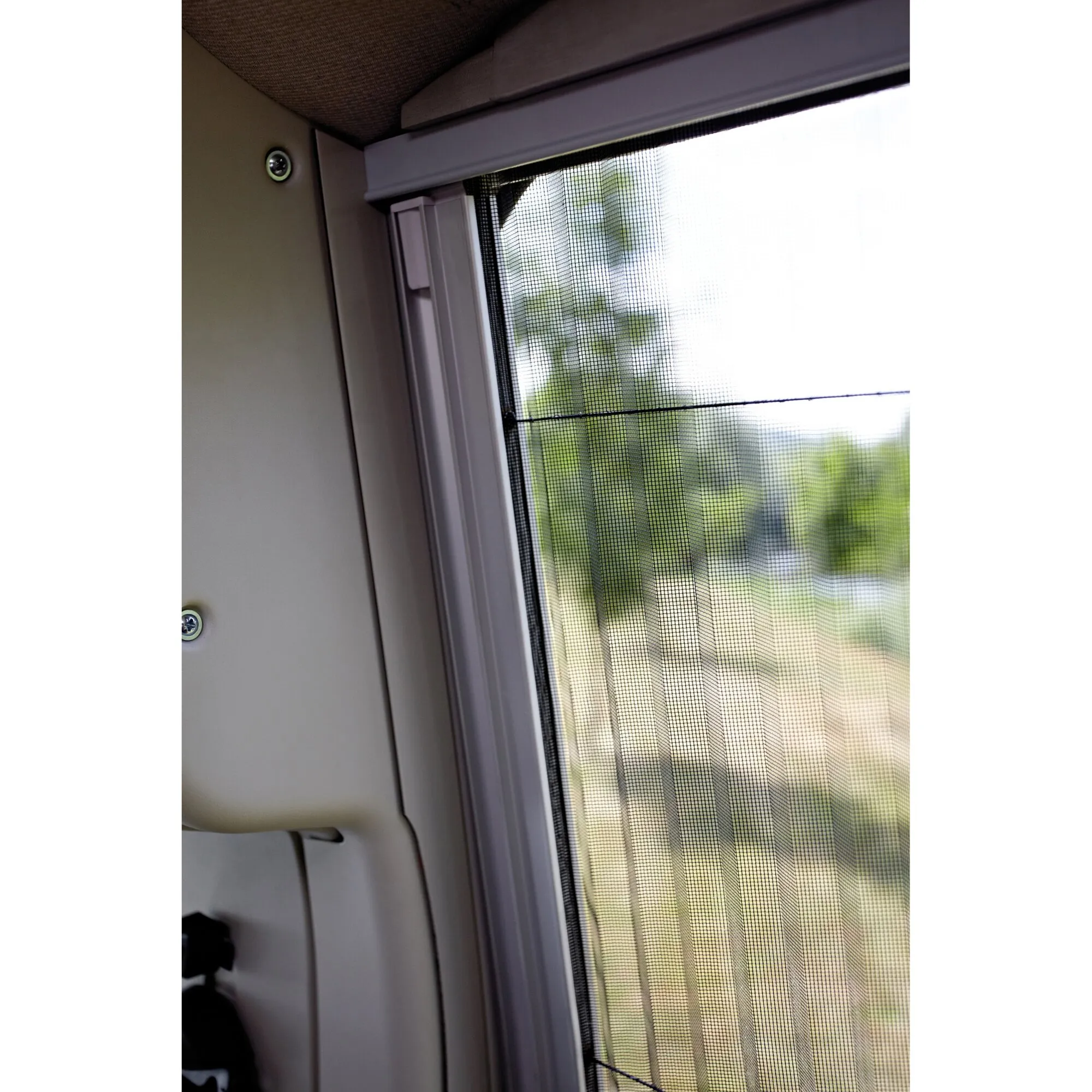 Detailaufnahme des grauen Insektenschutzes FlyTec FT 200 an einem Fenster mit schwarzem Fliegengittergewebe