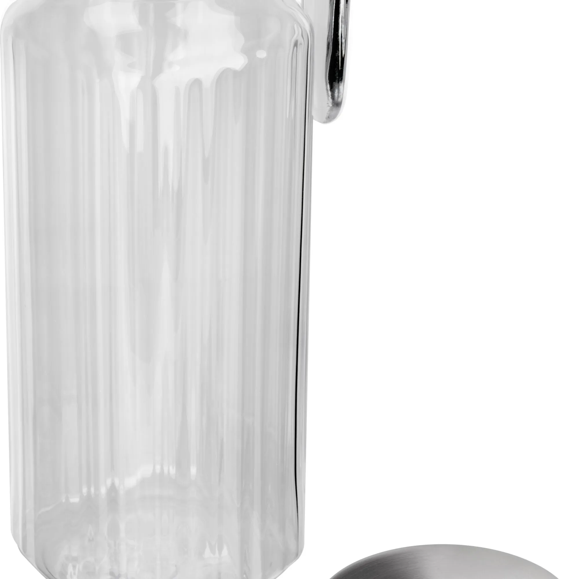 Detailansicht der transparenten Karaffe Califfa mit geriffeltem Glas, schwarzem Henkel und rundem Edelstahldeckel