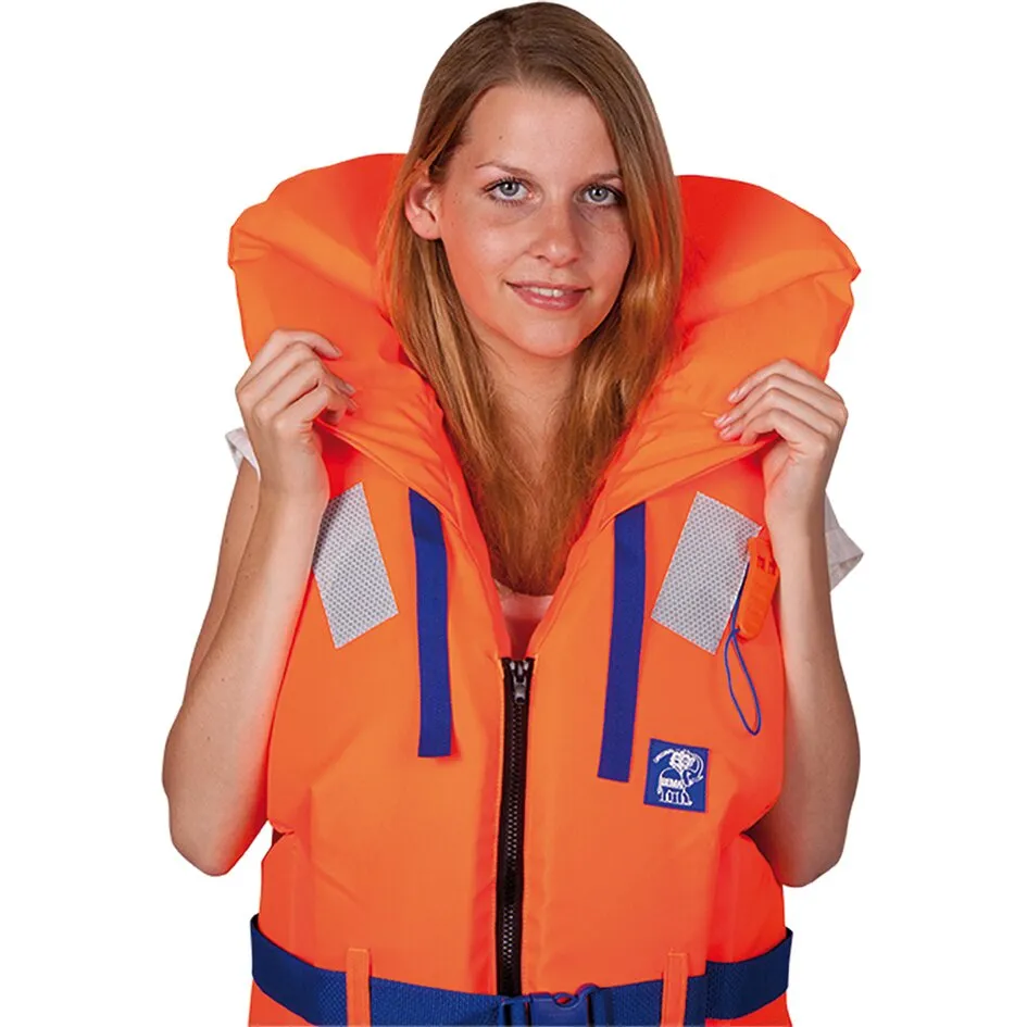 Erwachsene Frau trägt eine orangefarbene Rettungsweste mit blauem Bauchgurt, Reißverschluss, Reflektoren und hohem Kragen