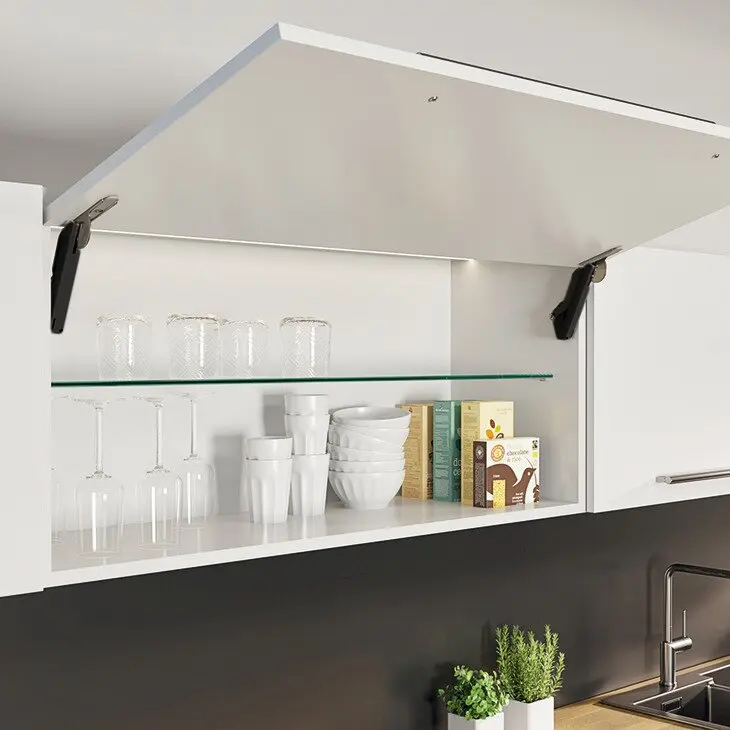 Weißer Oberschrank mit Hochklappbeschlag, Tür öffnet nach oben; Glasboden, Gläser und Porzellanschalen im Innenfach, rechts Schachteln sichtbar