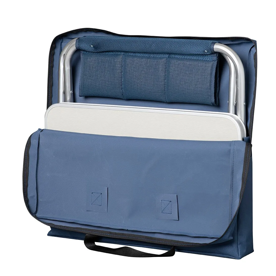 Zusammengeklappter blauer Adagio-Hocker mit cremefarbener Sitzplatte in geöffneter Tragetasche mit schwarzem Tragegriff