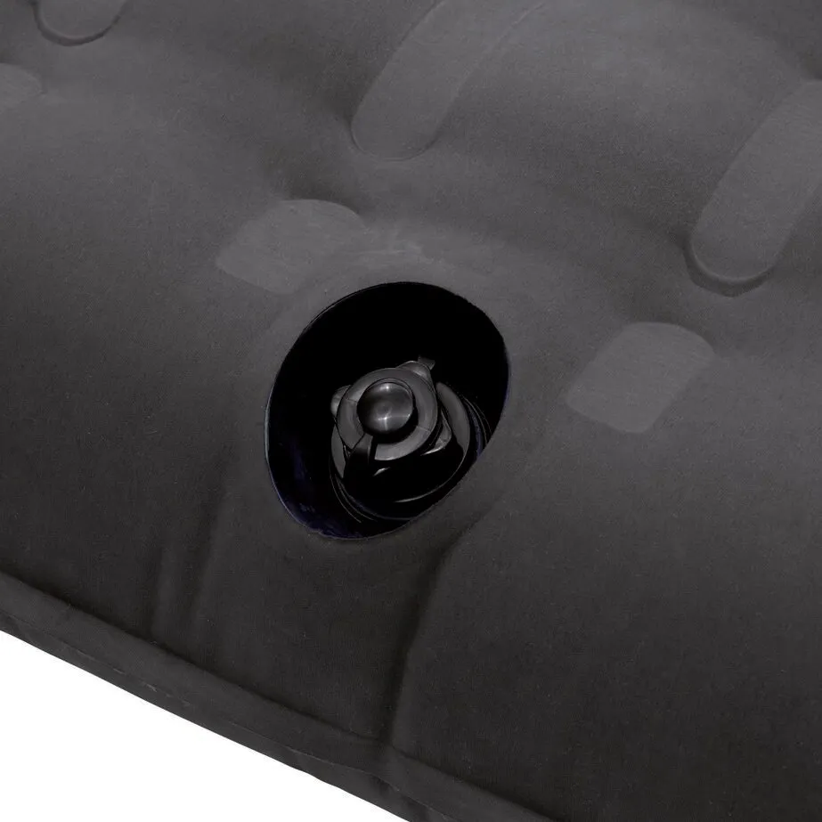 Schwarzes Luftbett Flow, 140 cm, in Detailansicht mit sichtbarem rundem Luftventil auf der Liegefläche