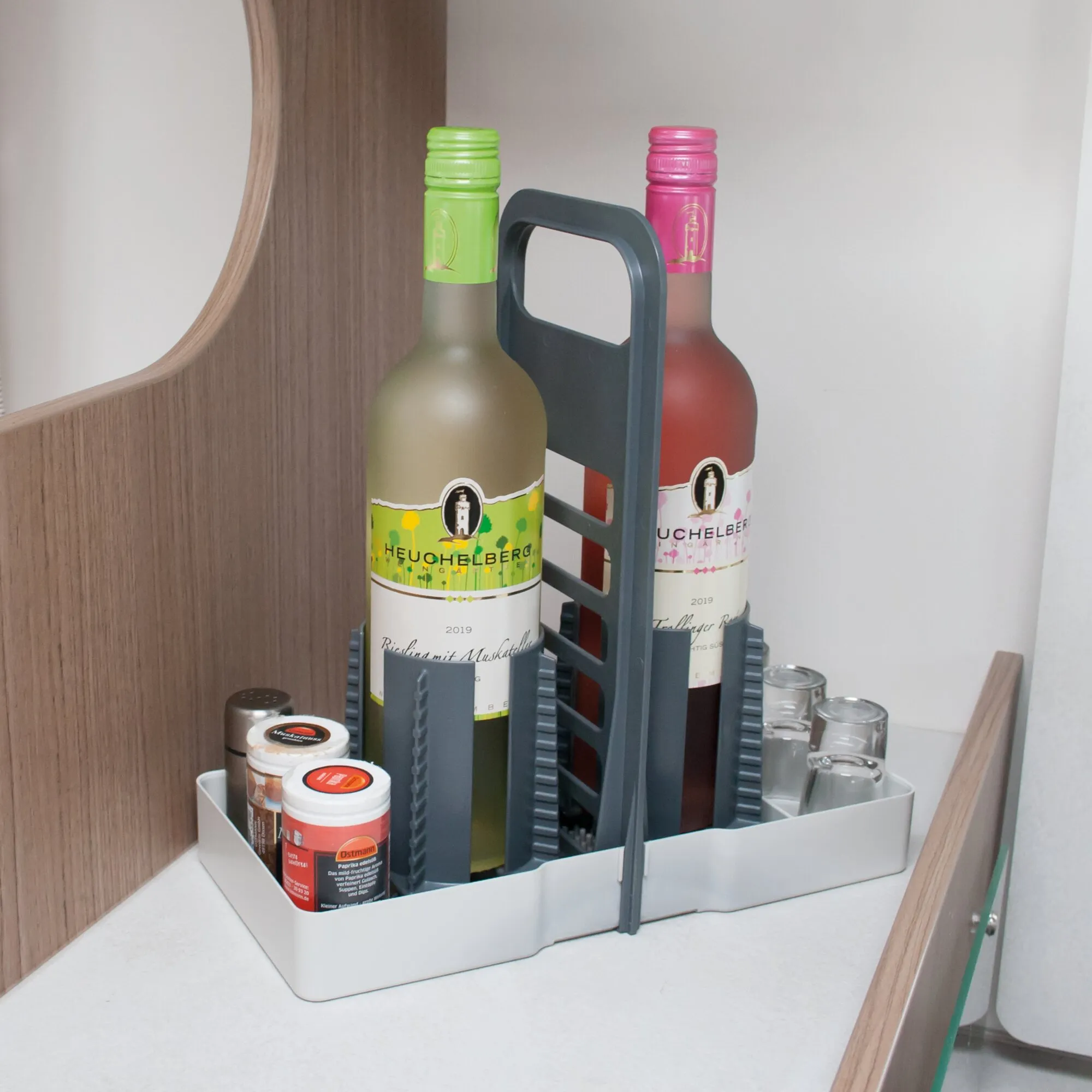 Hellgrauer OELE Multi Tray Flaschenhalter mit zwei Weinflaschen, Gewürzdosen und Gläsern im Küchenschrank