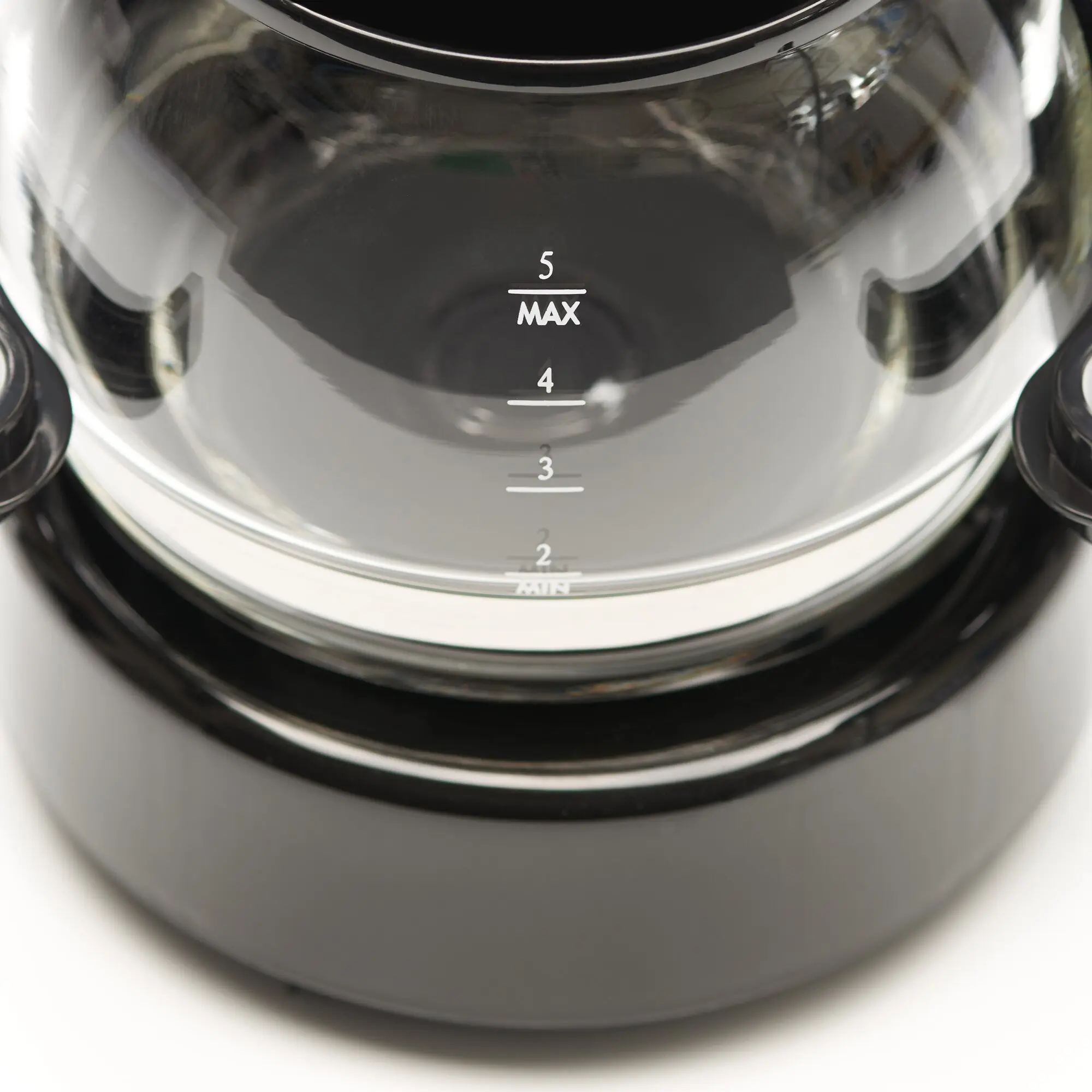 Detailaufnahme des runden Bedienfeldes einer Kaffeemaschine Perfect Coffee mit Zahlenmarkierungen von 2 bis 5 und MAX auf glanzpolierter schwarzer Oberfläche