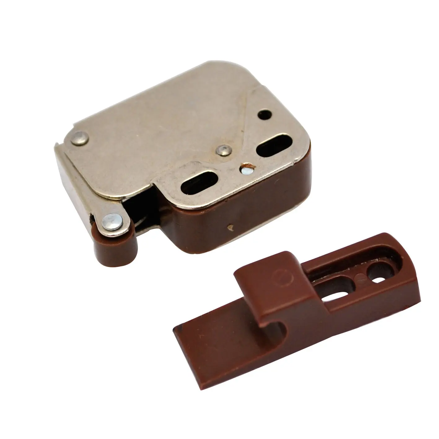 Detailaufnahme eines Mini-Latch Druckverschlusses aus Metall mit braunem Kunststoffteil, sichtbare ovale Öffnungen und Montageslots