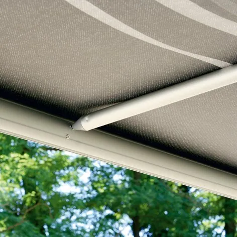 Weiße Spannstange Rafter unter einer grauen Markisenplane, Detailansicht der Befestigung an einer CaravanStore-Markise