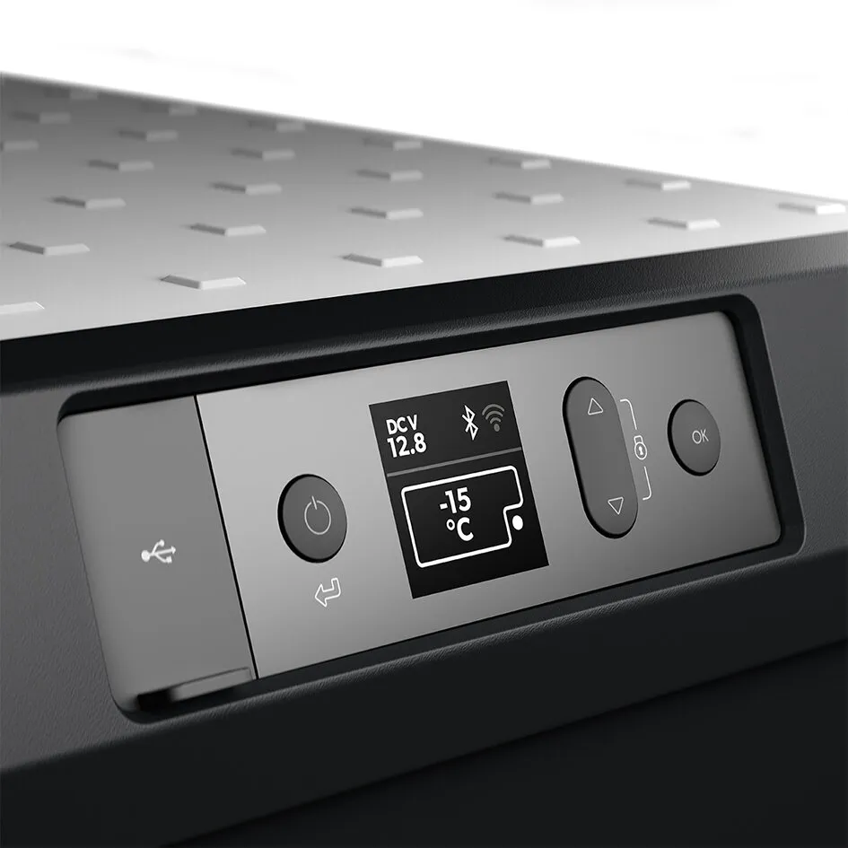 Detailaufnahme der schwarzen Kühlbox CoolFreeze CFX3 55IM mit Bedienfeld und Display bei -15 °C sowie Ein-/Aus- und OK-Taste