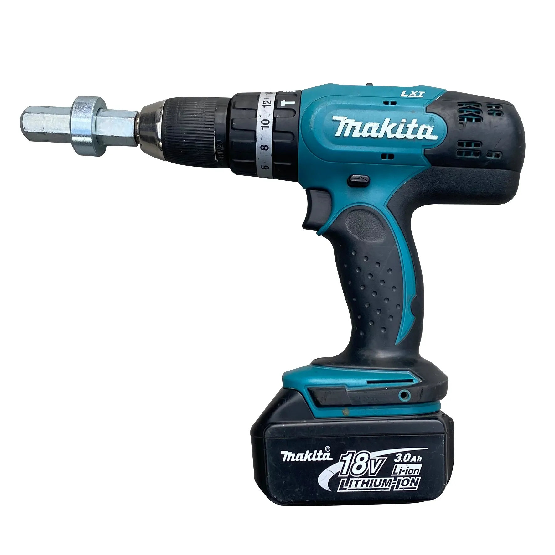 Makita Akku-Bohrschrauber in Blau und Schwarz mit 18-Volt-Lithium-Ionen-Akku und montierter Metallstütze des Systems Butler basic