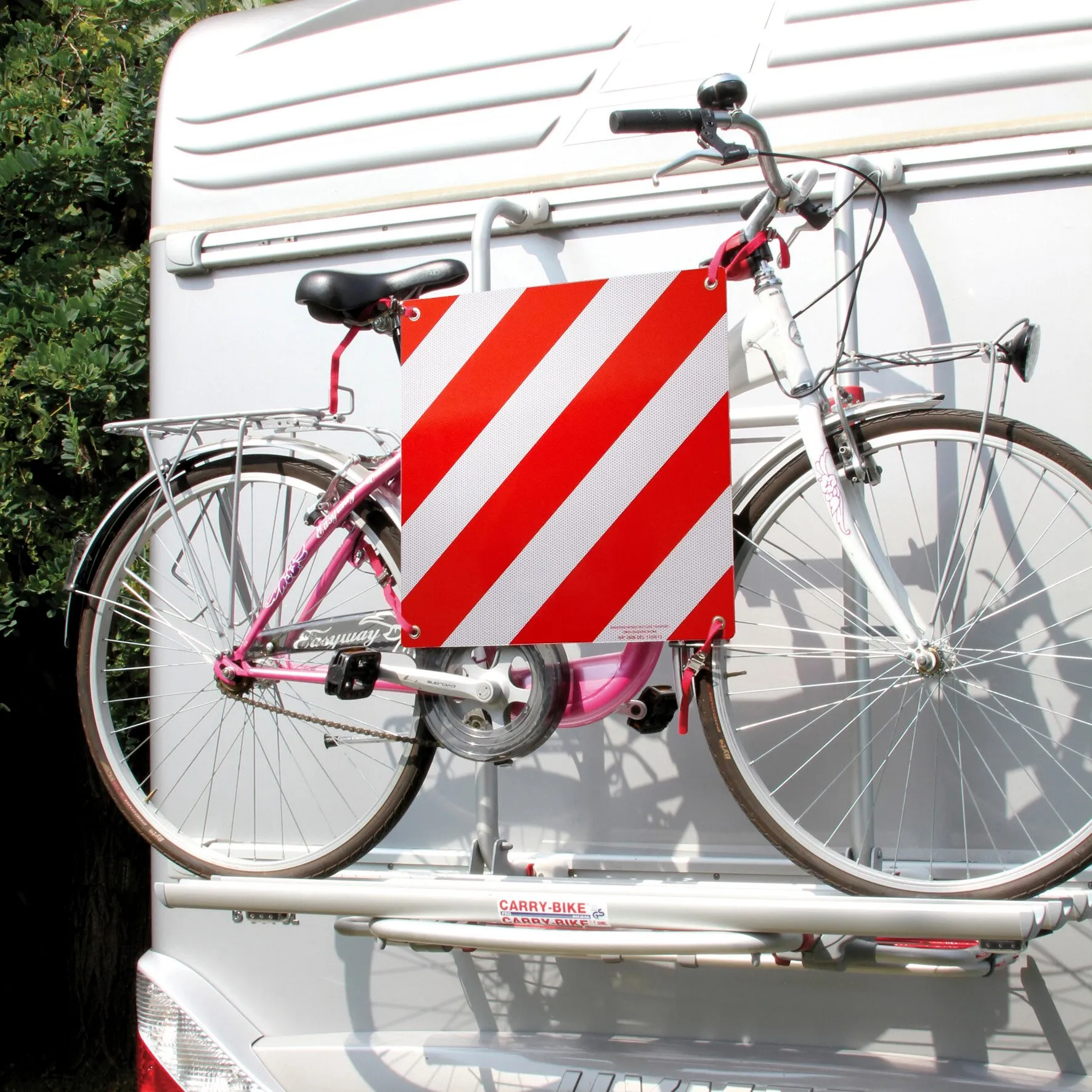 Rote und weiße Alu-Warntafel für Italien mit diagonalen Streifen, am Fahrradträger eines Wohnmobils befestigt