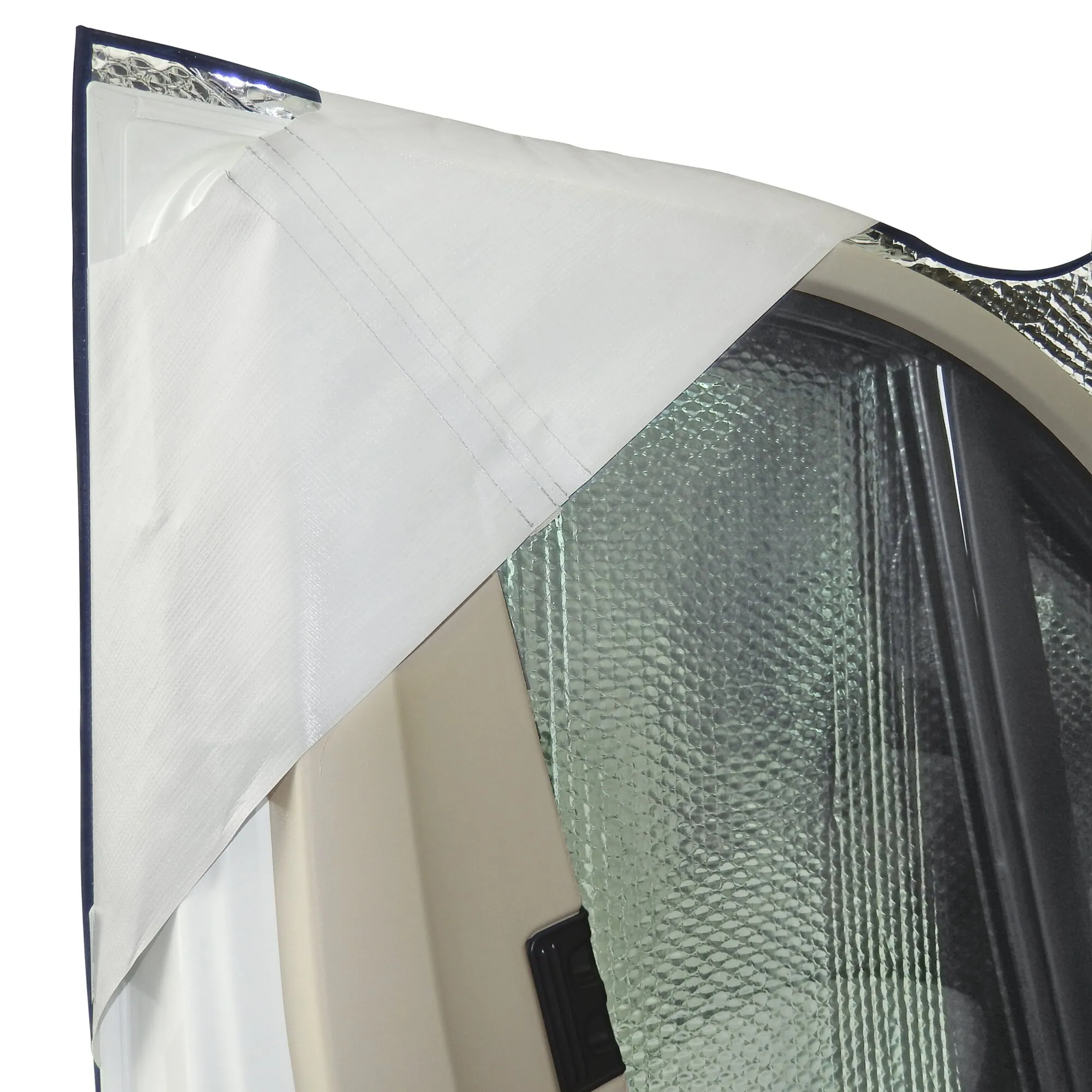 Weiße Thermomatte LUX-DUO als Unterteil im Fahrzeug, mit silberner Isolierschicht und passgenauer Aussparung am Fensterkahmen
