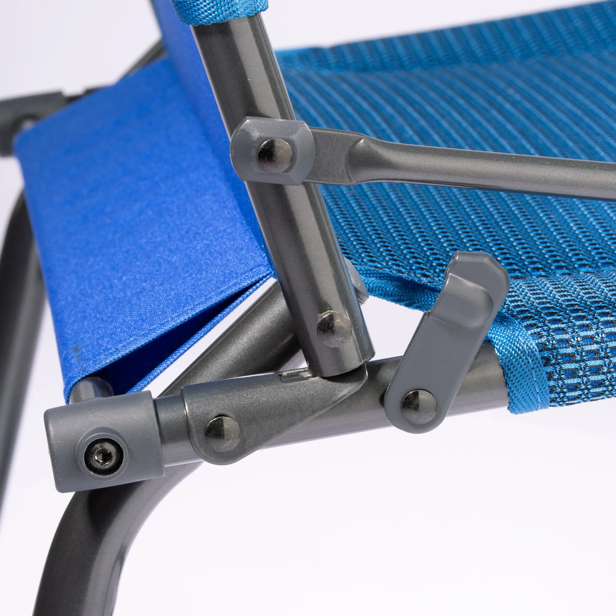 Detailaufnahme des blauen Klappstuhls HighQ mit blauem Gewebe, schwarzem Gestänge und sichtbaren Gelenken im zusammengeklappten Zustand