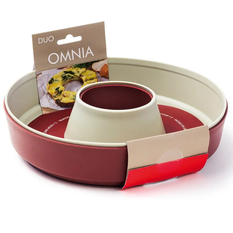 Zweiteilige Silikon-Backform Omnia in Bordeauxrot und Creme, rund mit zentralem Einsatz und Verpackungskarte
