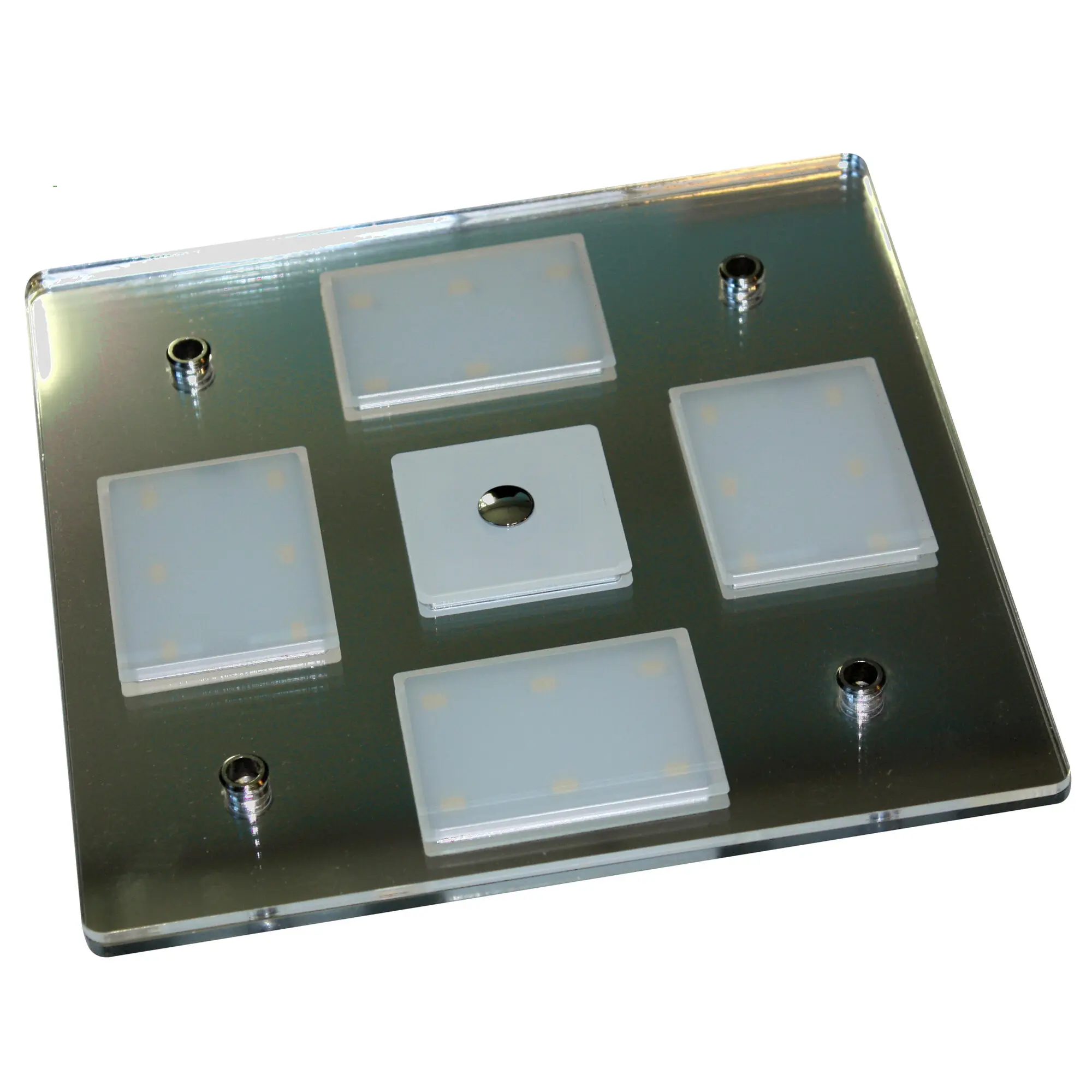 Detailansicht einer Deckenleuchte Nightlight 5-Platte mit quadratischen milchweißen LED-Modulen, Metallrahmen und sichtbaren Schrauben