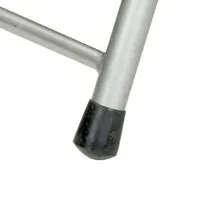 Detailaufnahme eines schwarzen Bodenschoners aus Gummi am Ende eines silbernen Metallrohrs der Trittstufe King Step