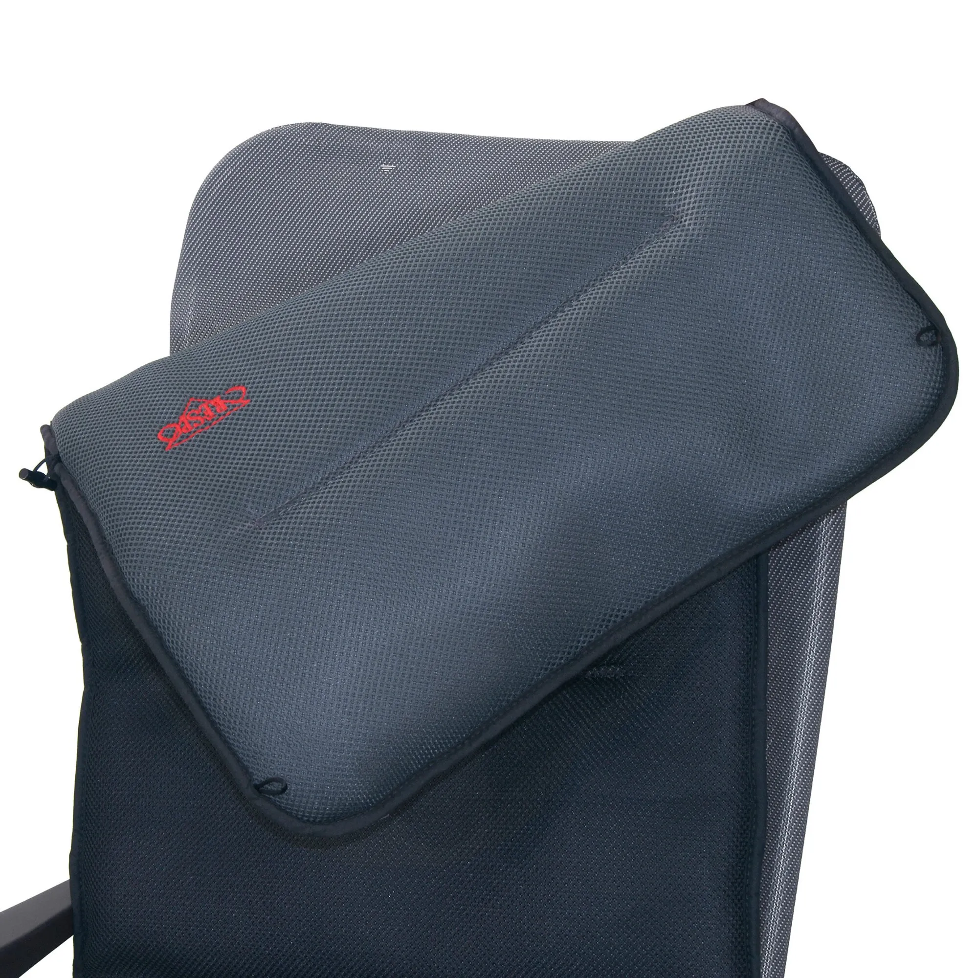 Dunkelgraue Polsterauflage Air-Deluxe aus Netzgewebe mit rotem Logo und Befestigungsschlaufen auf einem Stuhl