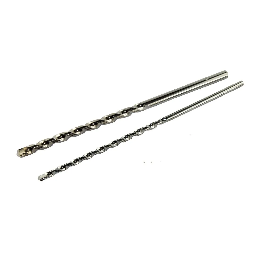 Zwei silberne Spiralbohrer aus Metall des Vorbohrsets Pre Drill auf weißem Hintergrund, schräg nebeneinander angeordnet