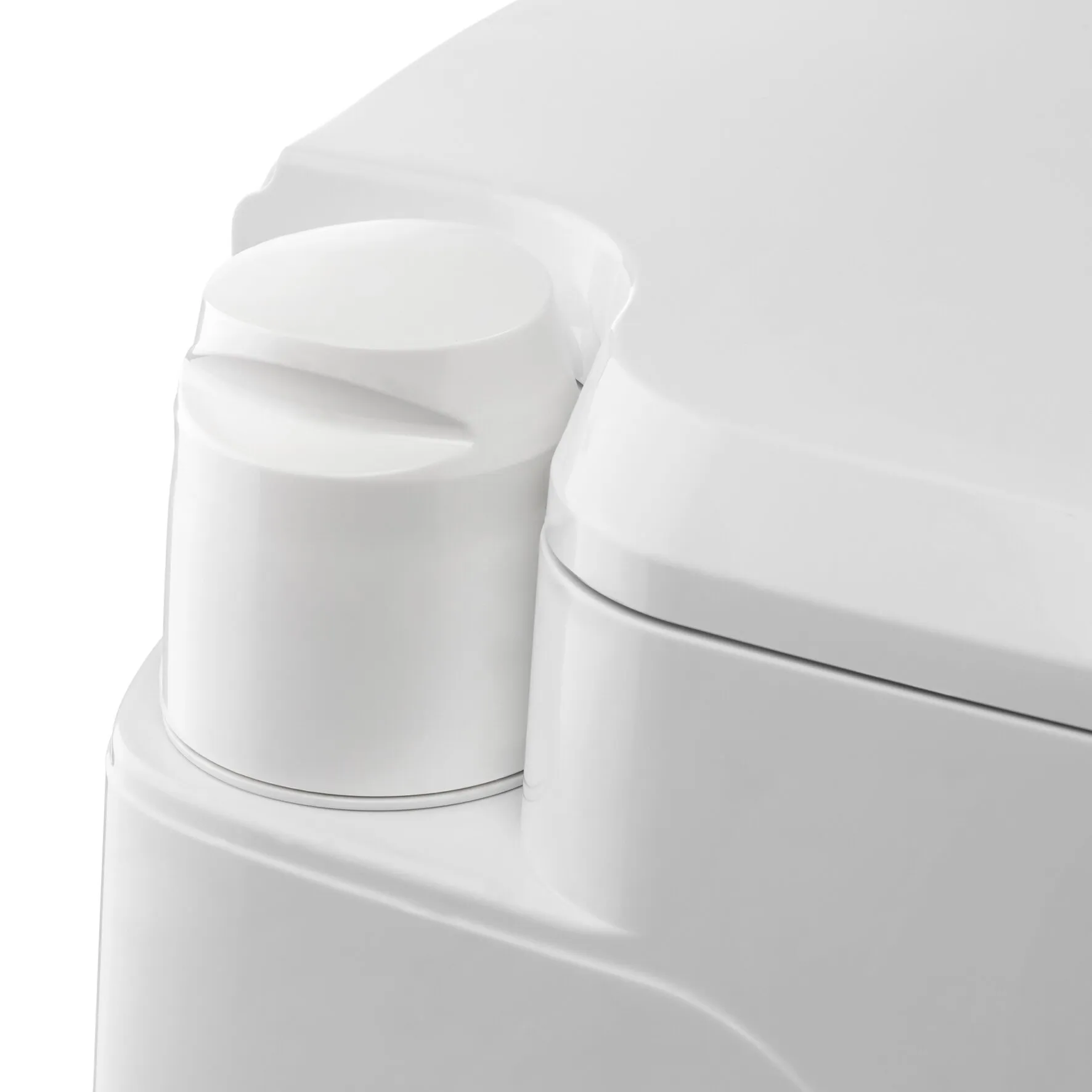 Weiße Campingtoilette Porta Potti Serie 300 in Detailansicht mit geschlossenem Deckel und sichtbarer Spülpumpe