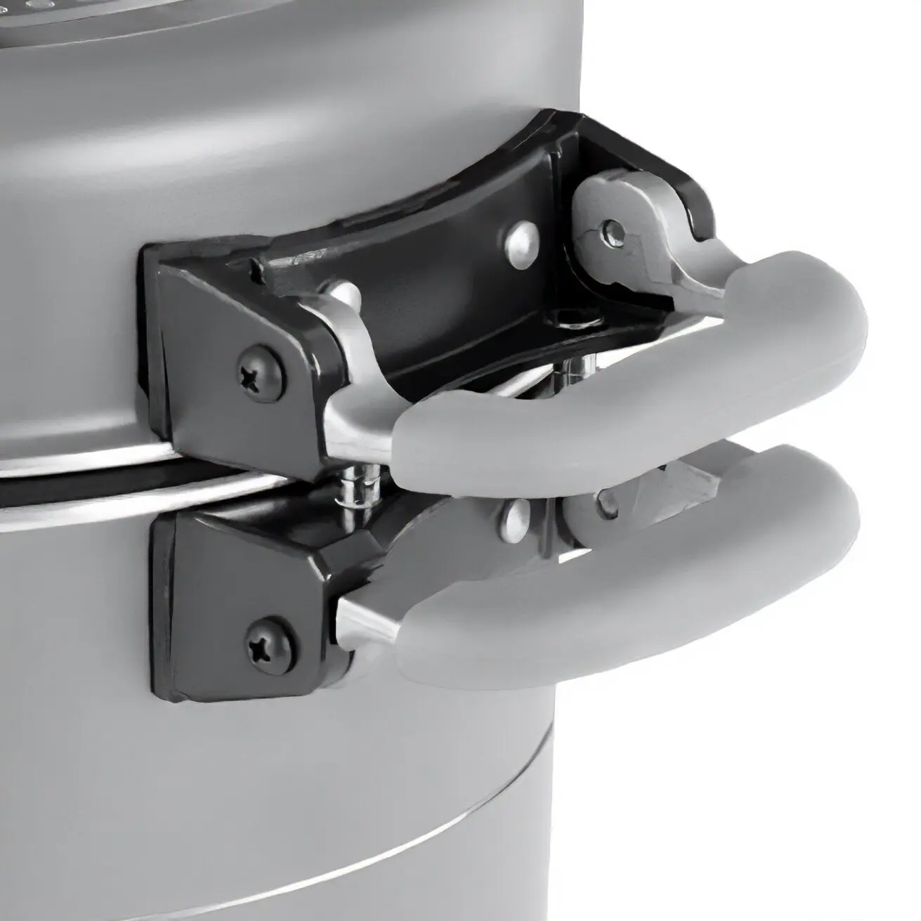 Nahaufnahme eines Edelstahl-Topfes mit zwei ergonomischen grauen Griffen und seitlichen Verriegelungsarmen am Gehäuse, Teil des Topfsets Fusion 7+1