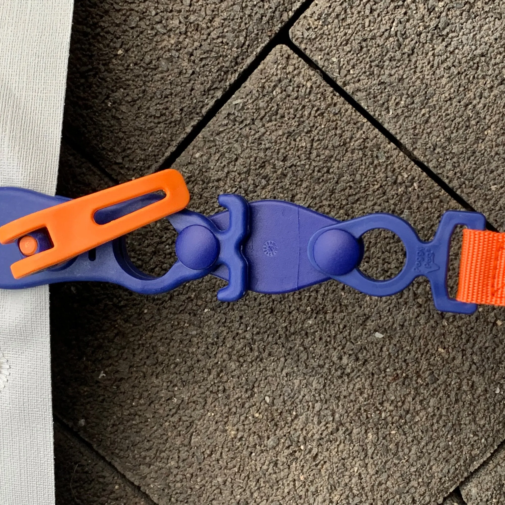 Blau-orange Markisenbandverbindung aus PP mit U-förmigem Connector und eingezogenem orangefarbenem Gurtband unerquicklich