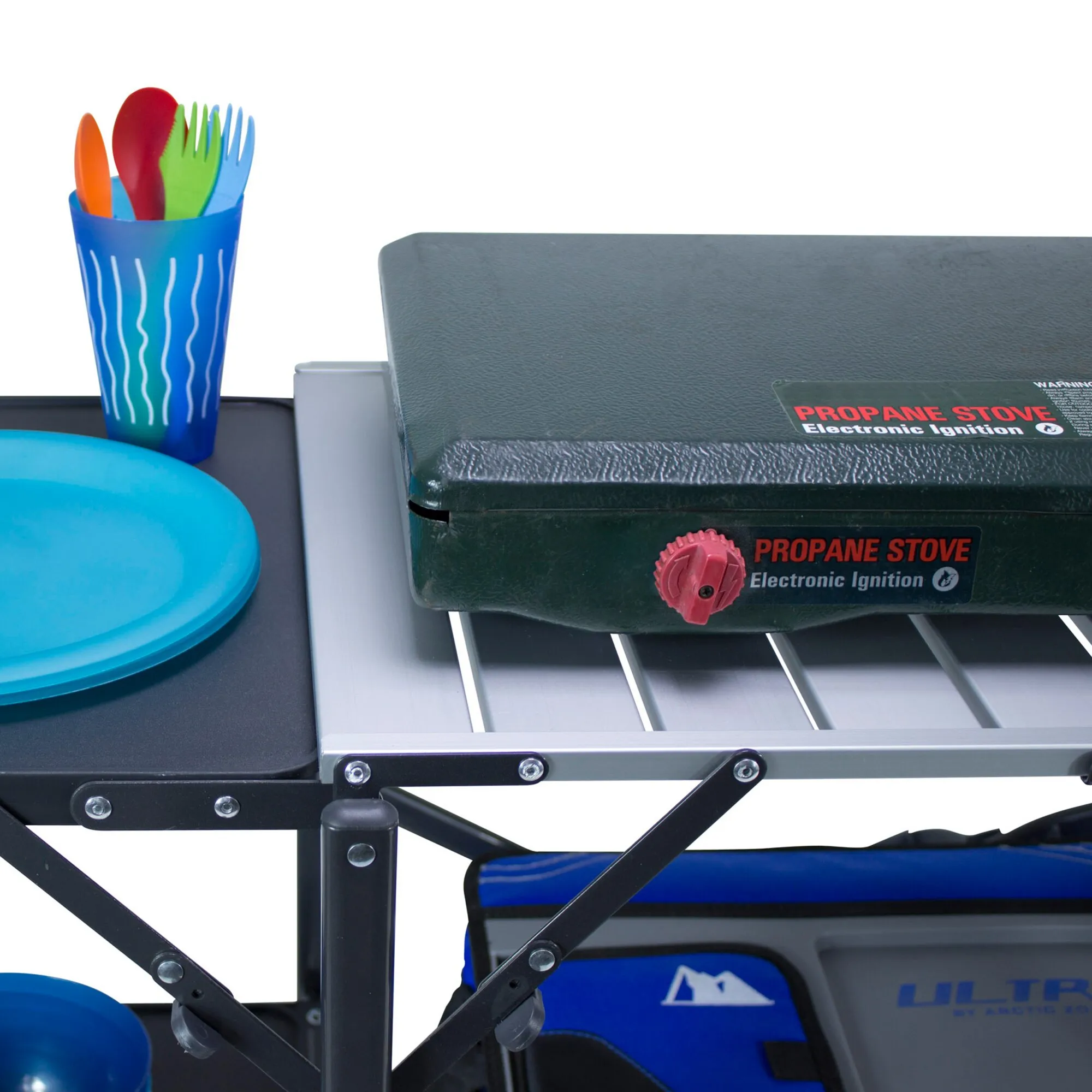 Campingküche Slim-Fold Cook Station™ mit schwarzem Klapptisch, Propangaskocher, blauem Teller und Besteckbecher