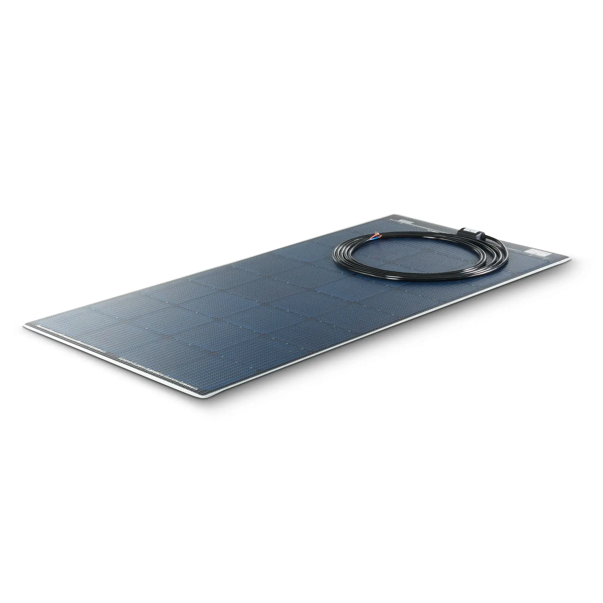 Flaches Solarmodul 120 Wp mit blauer Photovoltaik-Oberfläche, darauf aufgewickeltes schwarzes Anschlusskabel, Hintergrund weiß