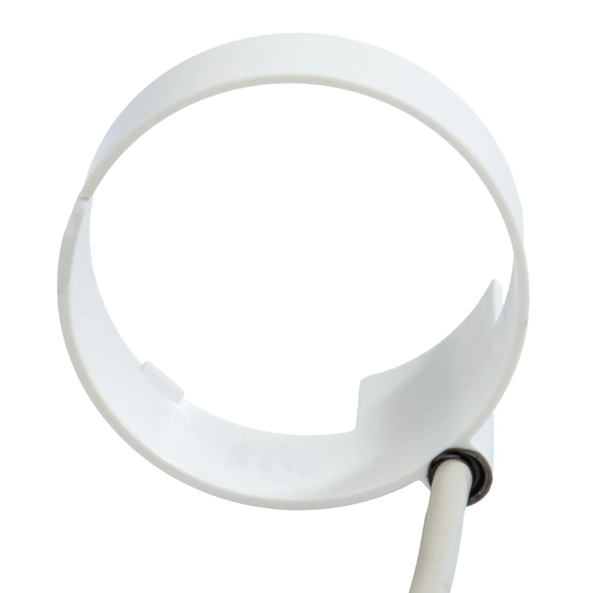 Weißer offener runder Kunststoffrahmen, ein helles Kabel läuft am unteren Rand des Rings vorbei
