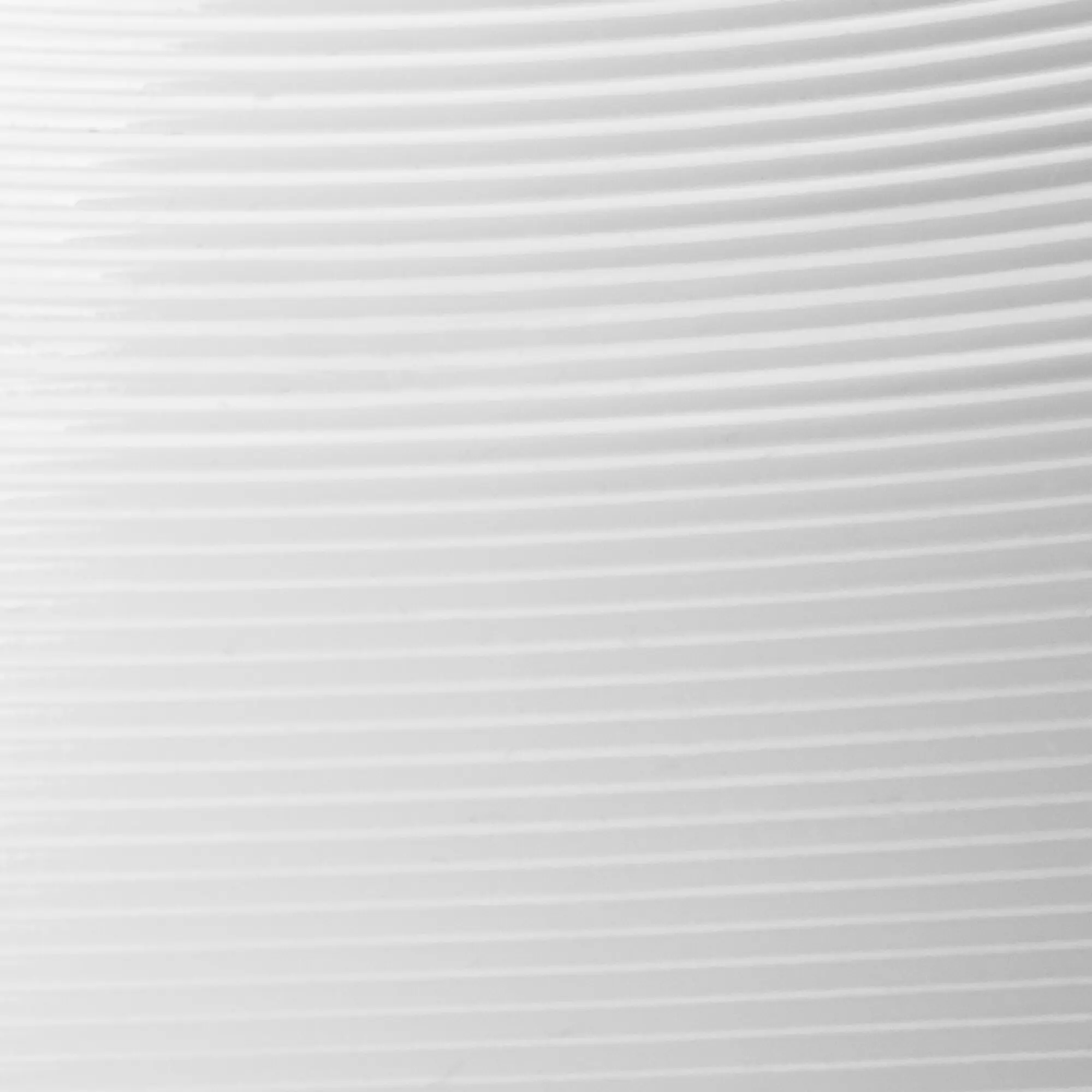 Nahaufnahme einer weißen Geschirroberfläche mit feinen horizontalen Rippen und leichten Schattenlinien