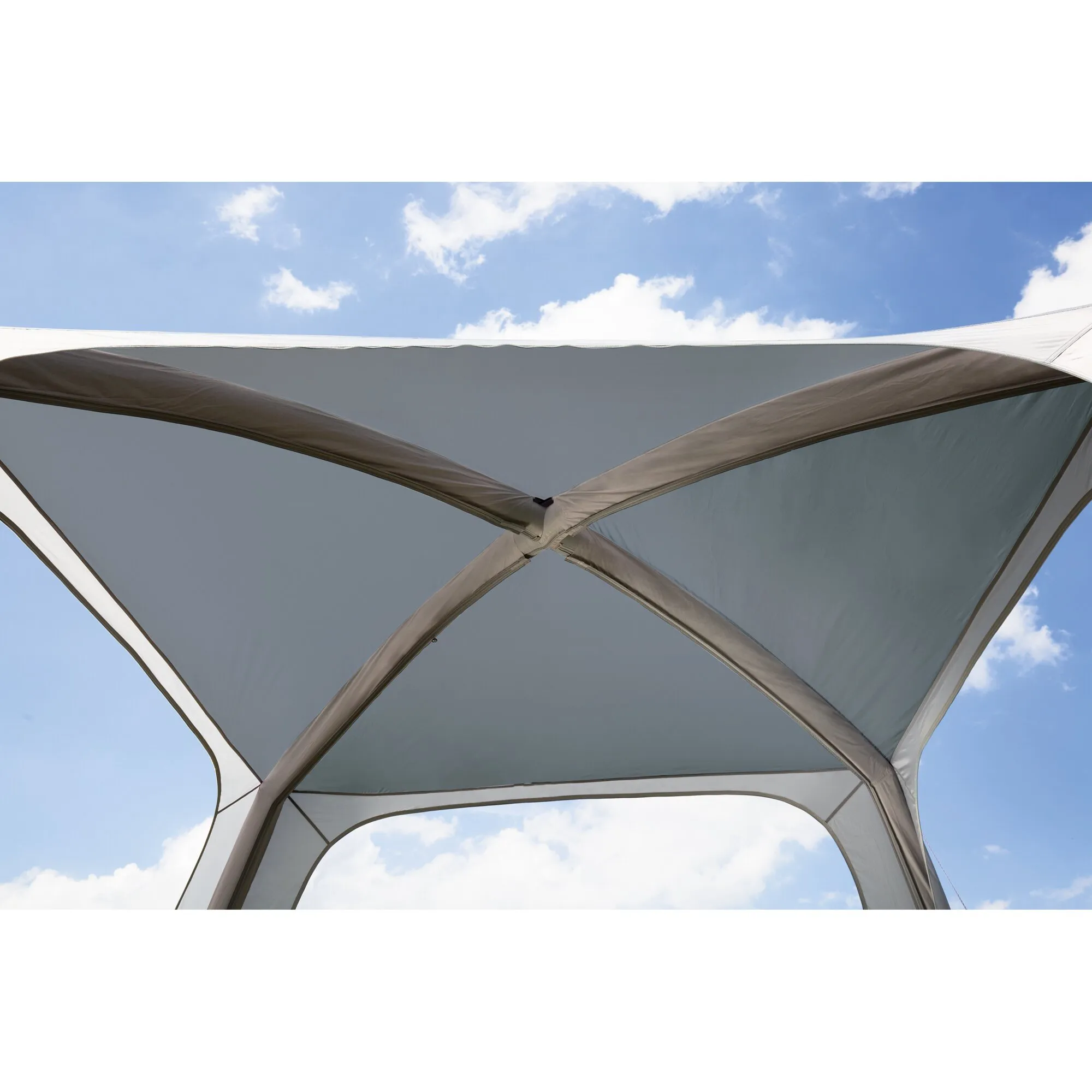Innenansicht des Pavillons Relax Air mit hellgrauer Dachbespannung und weißen Streben vor blauem Himmel mit Wolken