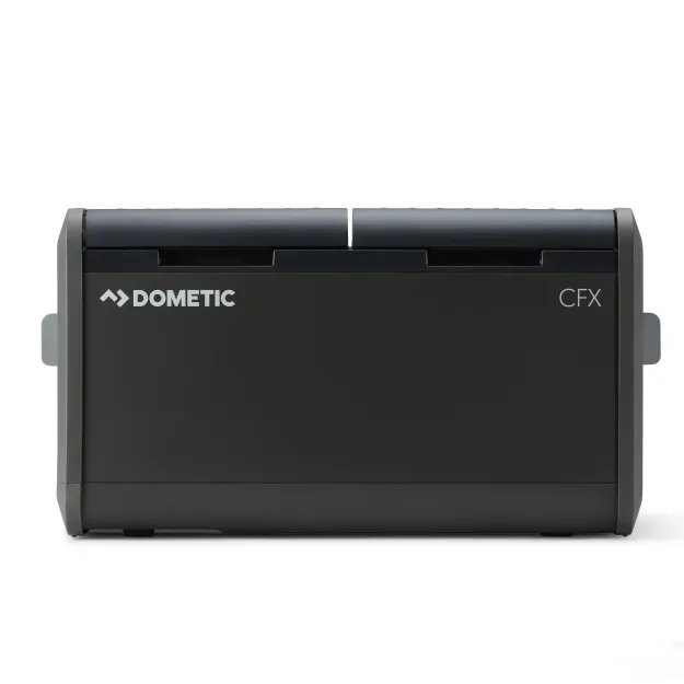 Dunkle tragbare Kühlbox mit seitlichen Griffen, Frontseite mit DOMETIC-Logo links und CFX-Beschriftung rechts