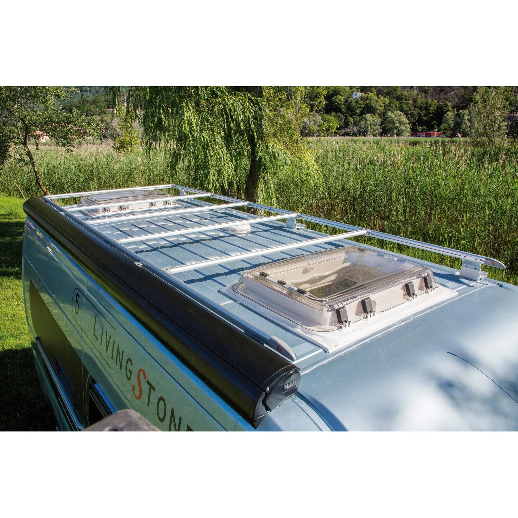 Silberne Dachreling Roof Rail Ducato H3 auf dem Fahrzeugdach mit mehreren Querstreben und Dachluken in der Nahaufnahme