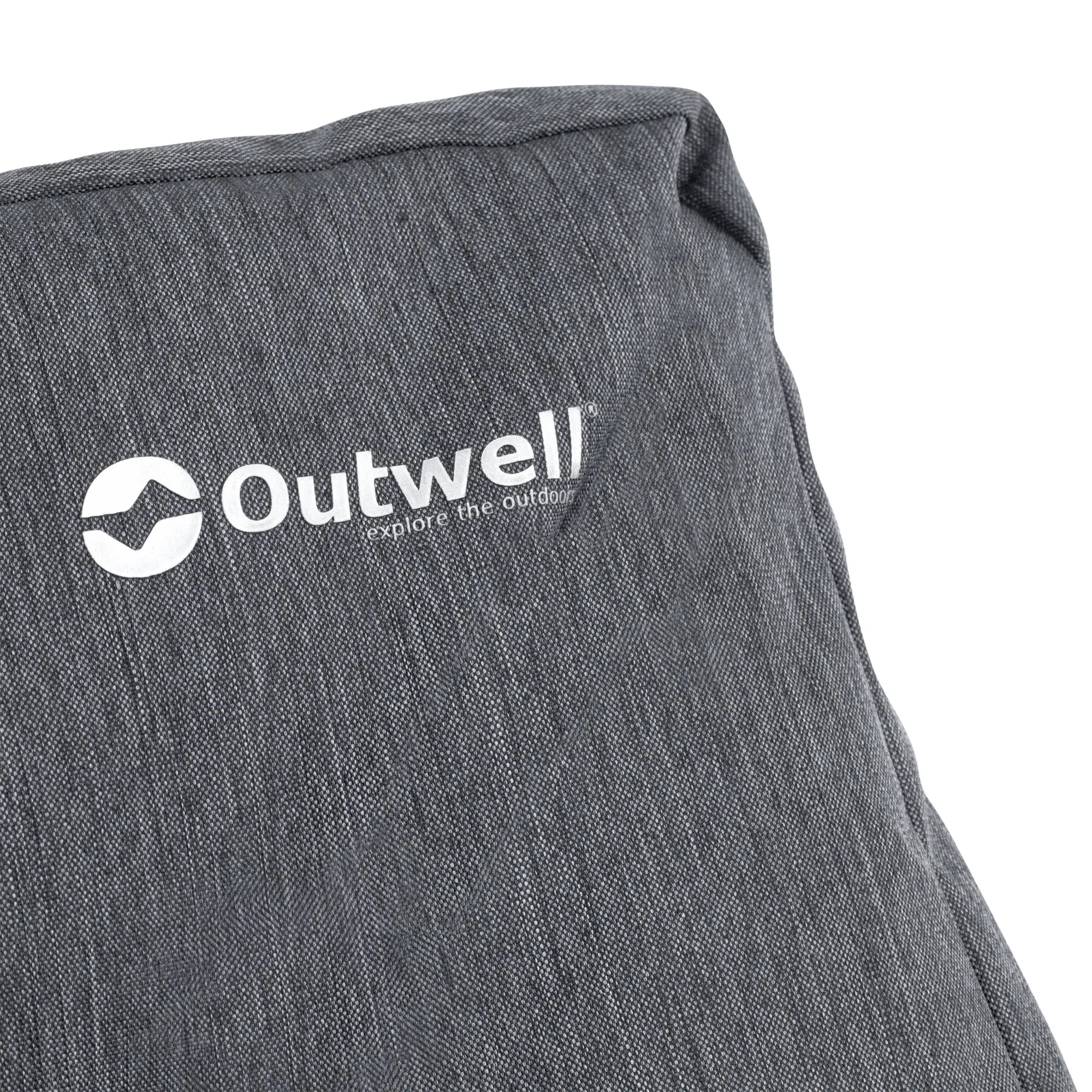 Detailaufnahme des dunkelgrauen Bezugs eines hohen Campingstuhls der Möbelserie Lake mit weißem Outwell-Logo