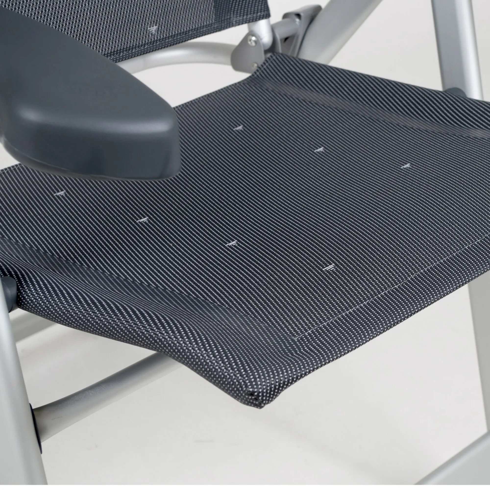 Detailaufnahme des Campingstuhls AL/237 Classic mit schwarzem Netzgewebe, grauen Aluminiumrohren und gepolsterter Armlehne