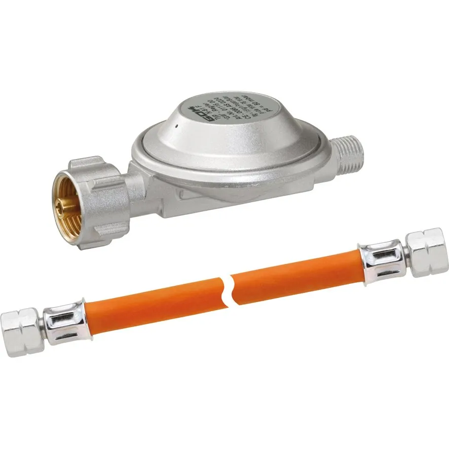 Outdoor-Anschlussset mit silbernem Gasdruckregler und orangefarbenem Schlauch mit Metallverschraubungen in Seitenansicht