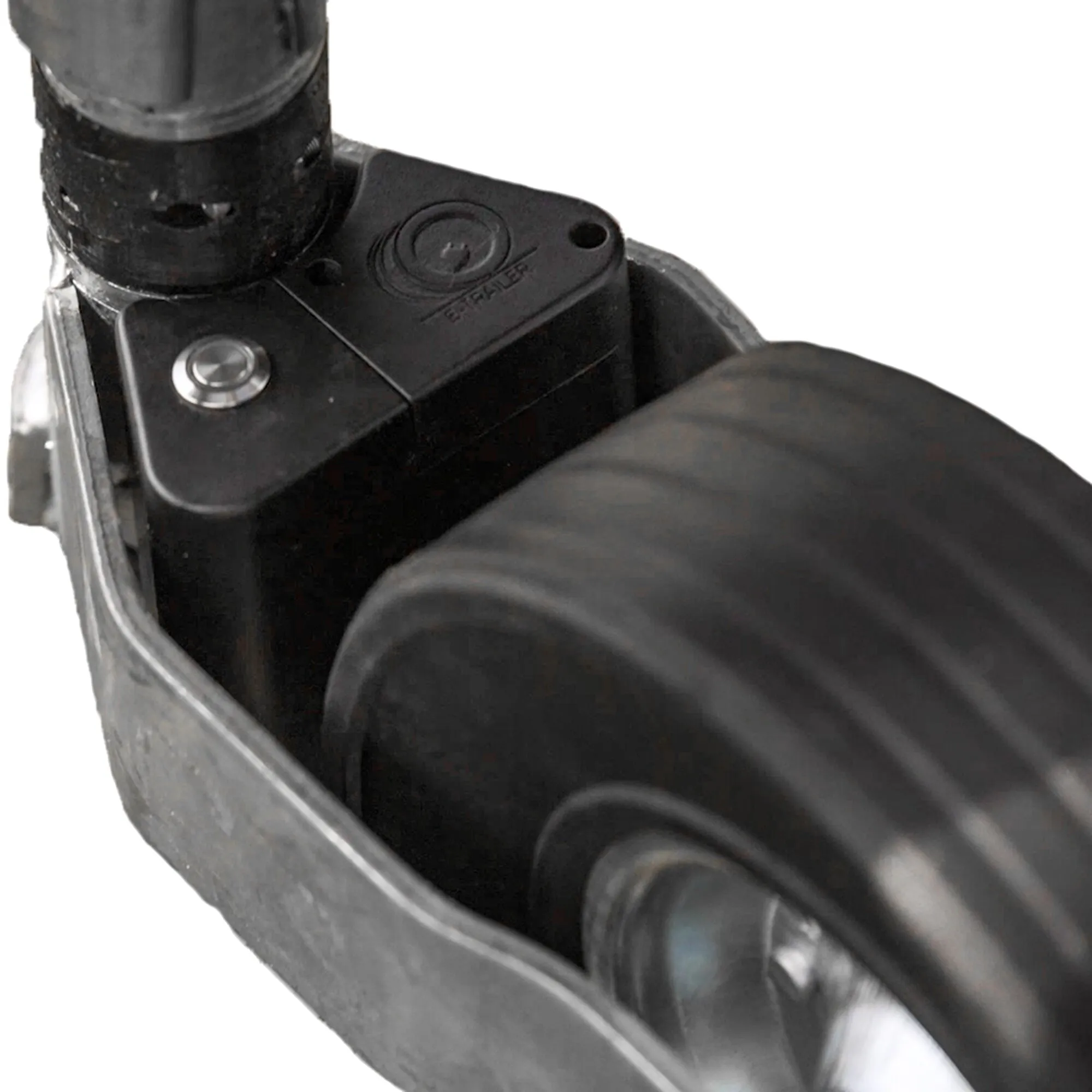 Detailaufnahme eines schwarzen E-Load Sensors für Stützlast, montiert an einer metallischen Anhängerkupplung