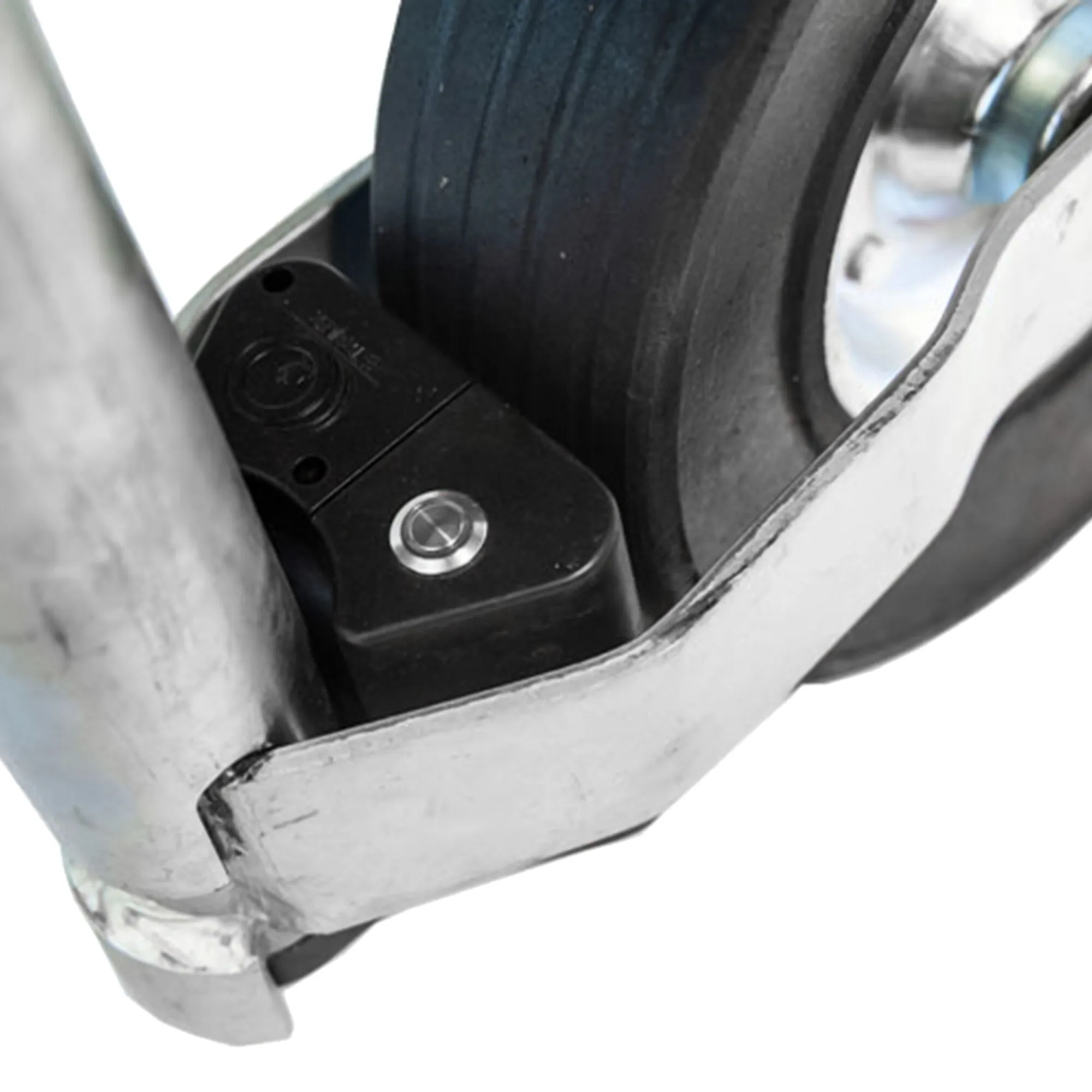 Schwarzer E-Load Sensor für Stützlast als Detailaufnahme, montiert an einer silbernen Anhängerkupplungҵә