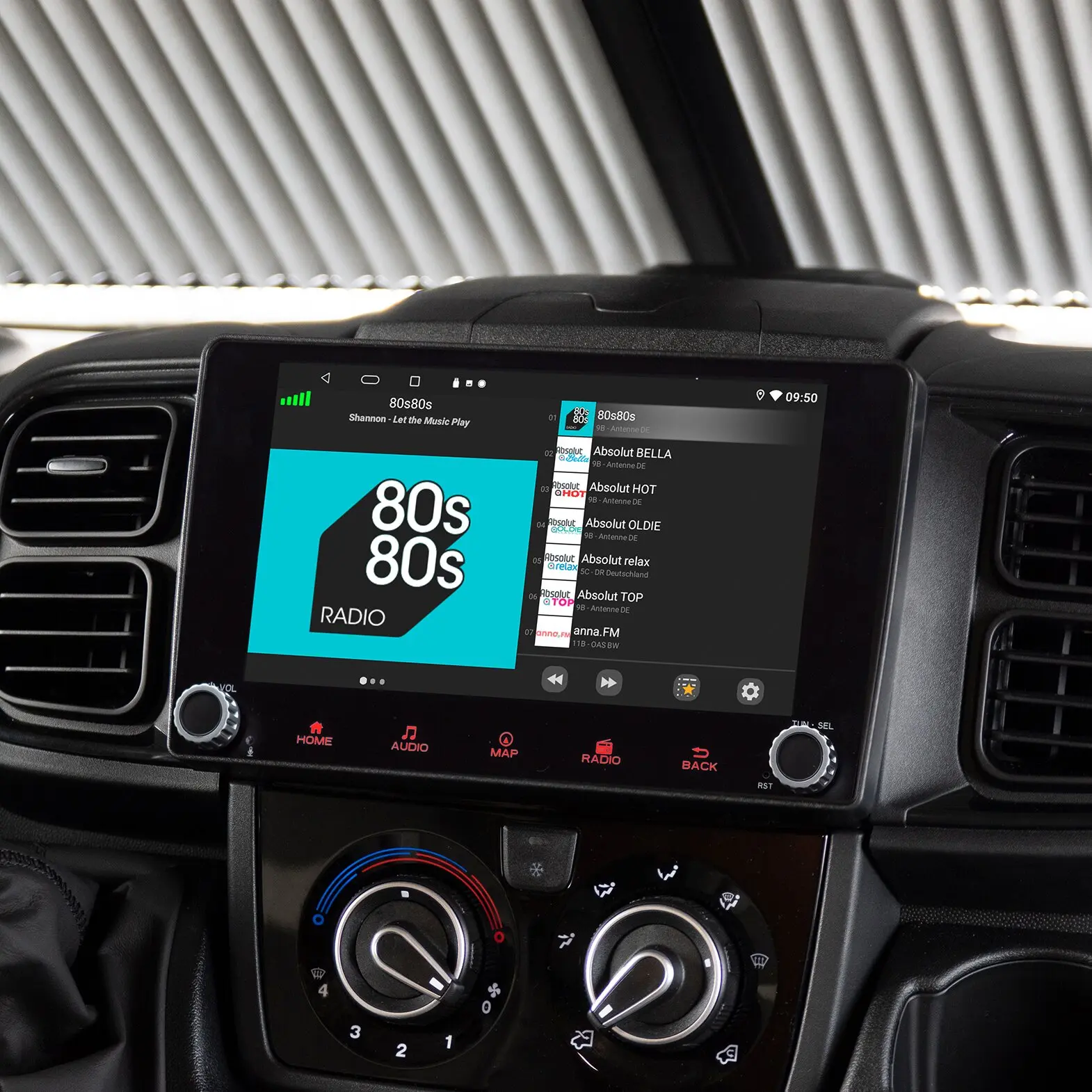 Infotainment-Touchscreen im Armaturenbrett mit ESX Vision VNC940; Anzeige zeigt 80s-Radio-Kachel und Senderliste, Lüftungsdüsen sichtbar