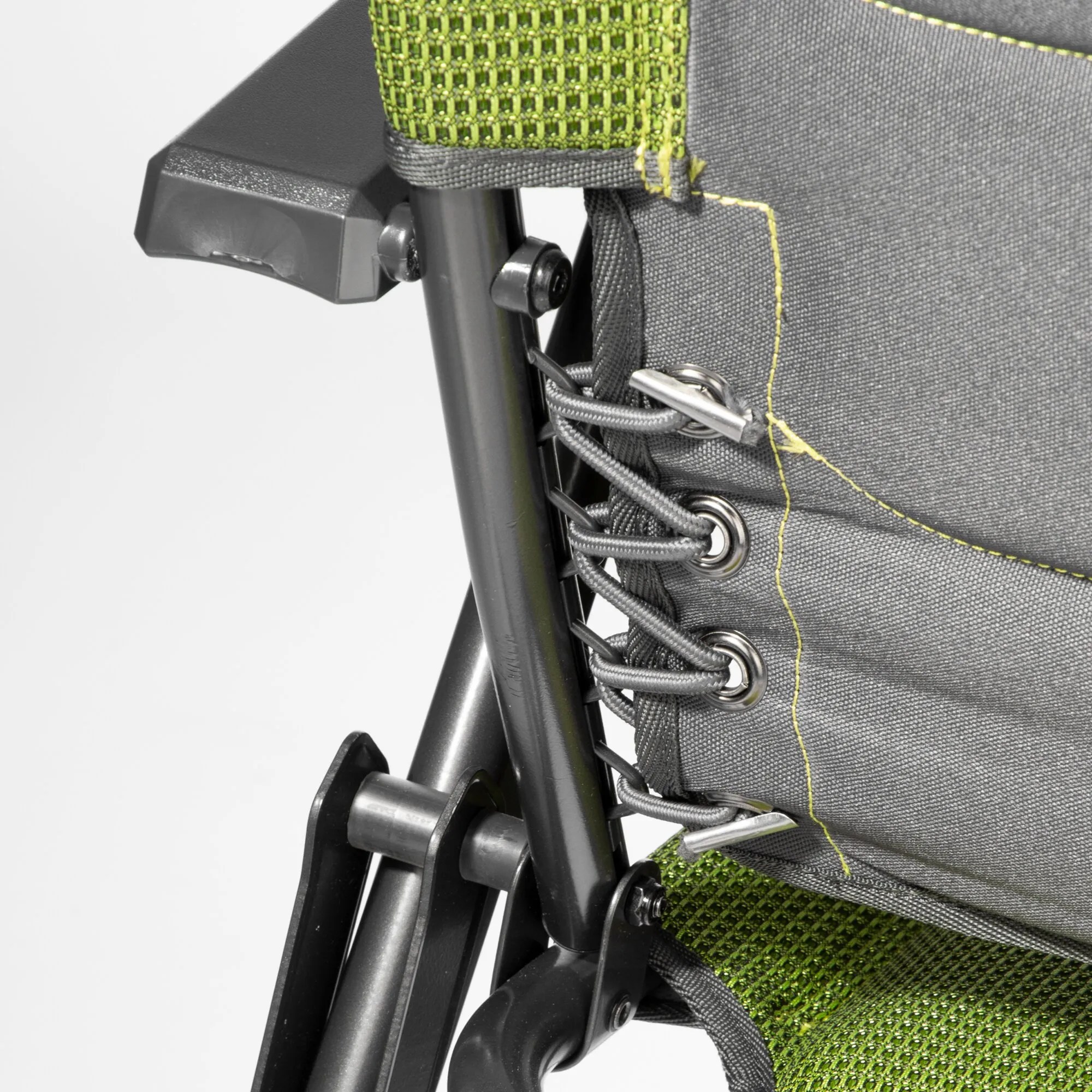 Detailaufnahme des hellgrünen Campingstuhls HighQ Comfortable mit schwarzem Rahmen, grauem Bezug, elastischer Schnürung und Metallösen