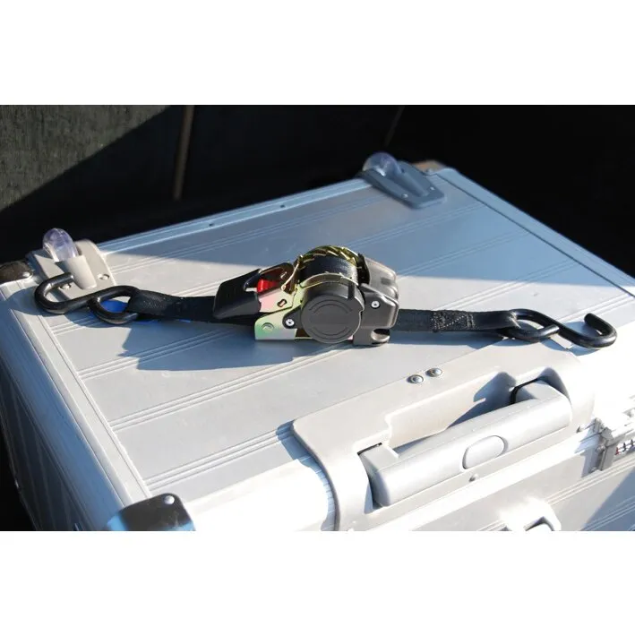 Schwarzer Zurrgurt Auto Cargo Belt mit Ratsche und Haken liegt auf einem silbernen Transportkoffer