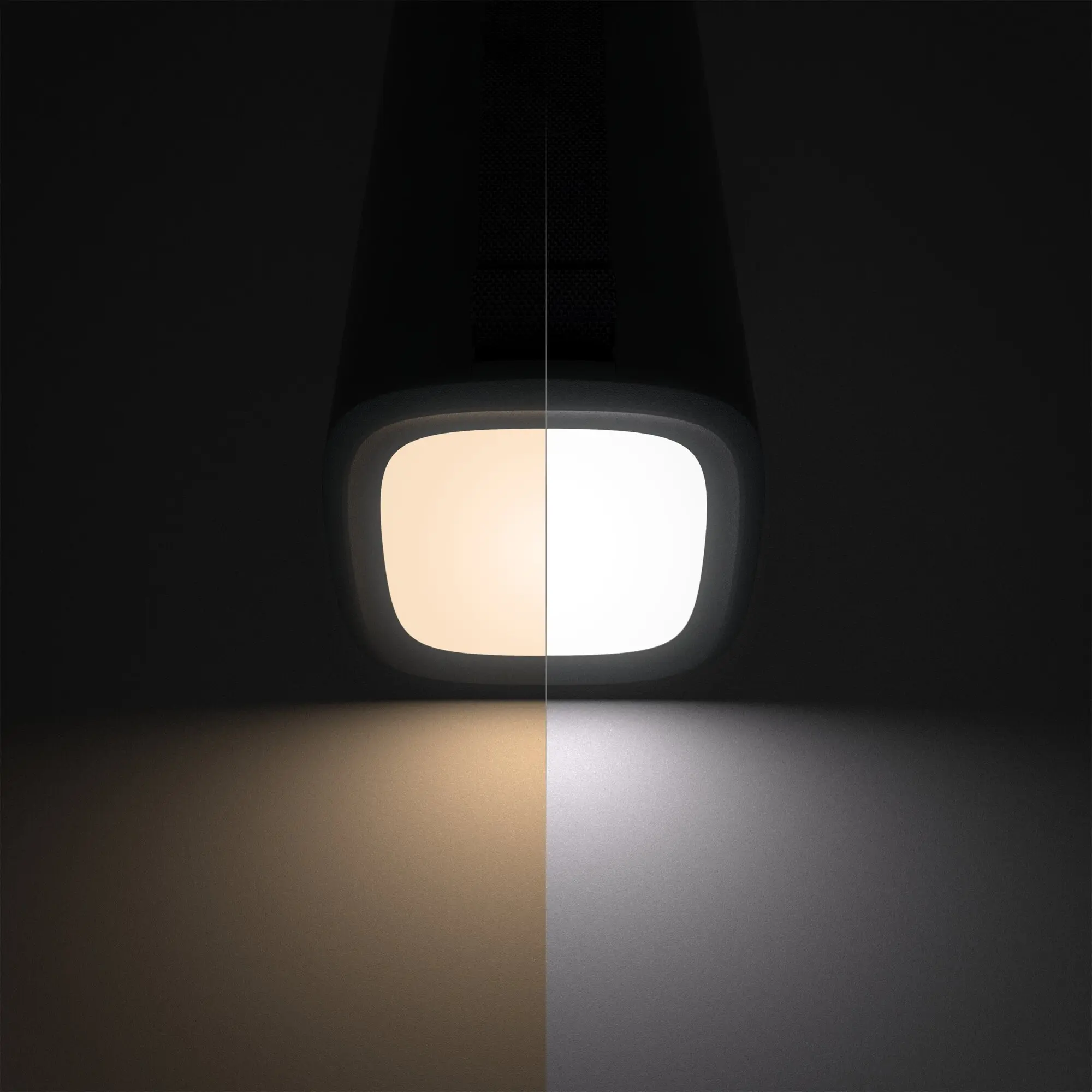 Powerbank PLB15 mit Taschenlampe, Nahaufnahme eines schwarzen Gehäuses mit runder Lampe, Licht links warm, rechts kalt