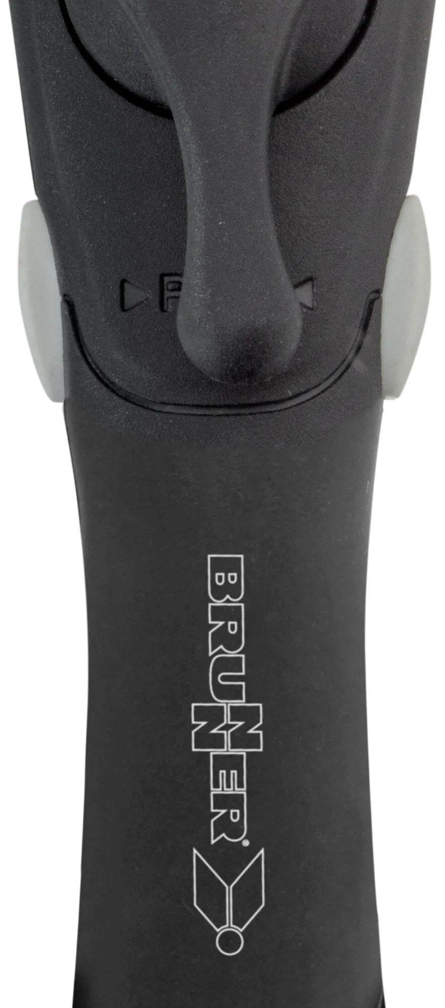 Detail eines schwarzen Griffs eines Kochtopf-Sets Fusion 7+1; seitlich helle graue Knöpfe, Brunner-Logo am Griff, Nahaufnahme
