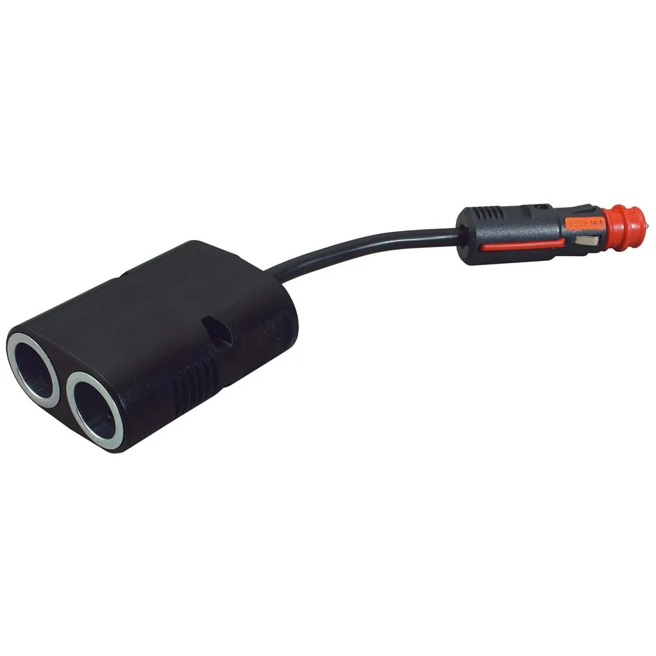 Schwarze Power-Zwillingskupplung mit zwei silber umrandeten Steckdosen und rotem 12-Volt-Kfz-Stecker am Kabel