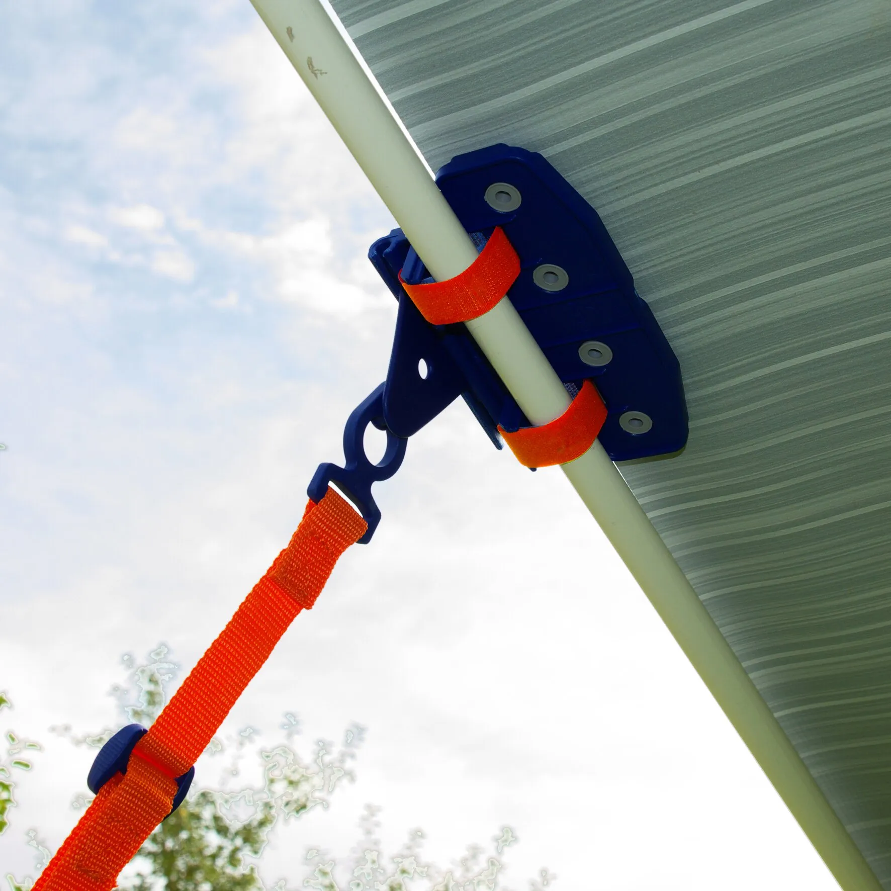Blaue PP-Markisenklemme Fix&Go AntiFlap mit orangefarbenen Gurten an einer Markisenstange befestigt