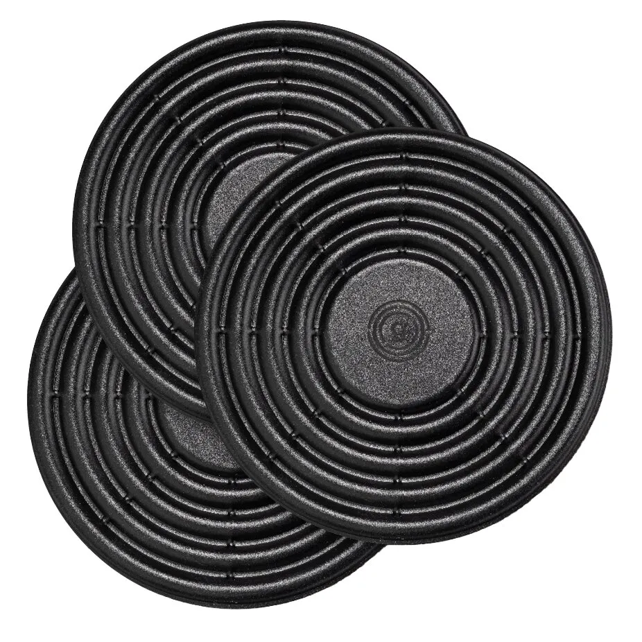 Drei schwarze runde MagUp-Pads mit konzentrischen Rillen, übereinandergelegt als magnetisches Stapelset für Geschirr