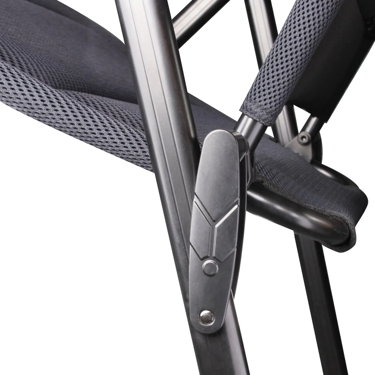 Detailaufnahme des schwarzen Campingstuhls Aravel 3D M mit Netzgewebe, Armlehne und sichtbarem Klappgelenk