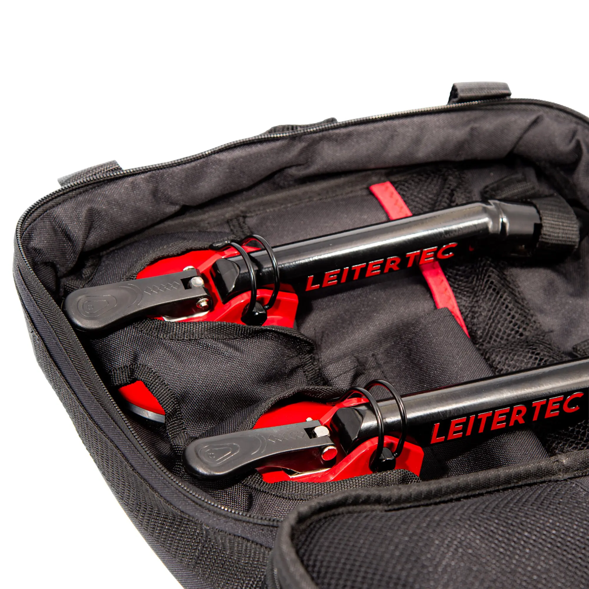Nahaufnahme einer geöffneten schwarzen Werkzeugtasche mit Reißverschluss, roter Leiterhalter aus Metall mit LEITERTEC-Beschriftung sichtbar