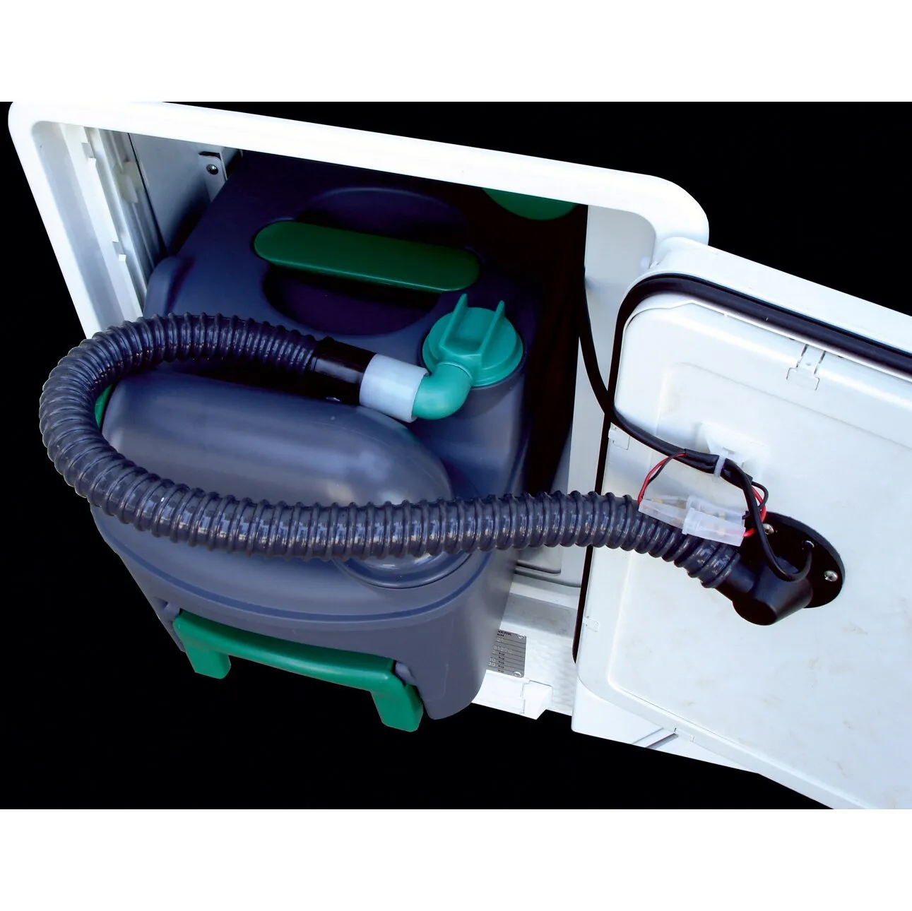 Geöffnete weiße Türvariante der elektrischen WC-Entlüftung für C500 mit angeschlossenem Wellschlauch und Kabeln