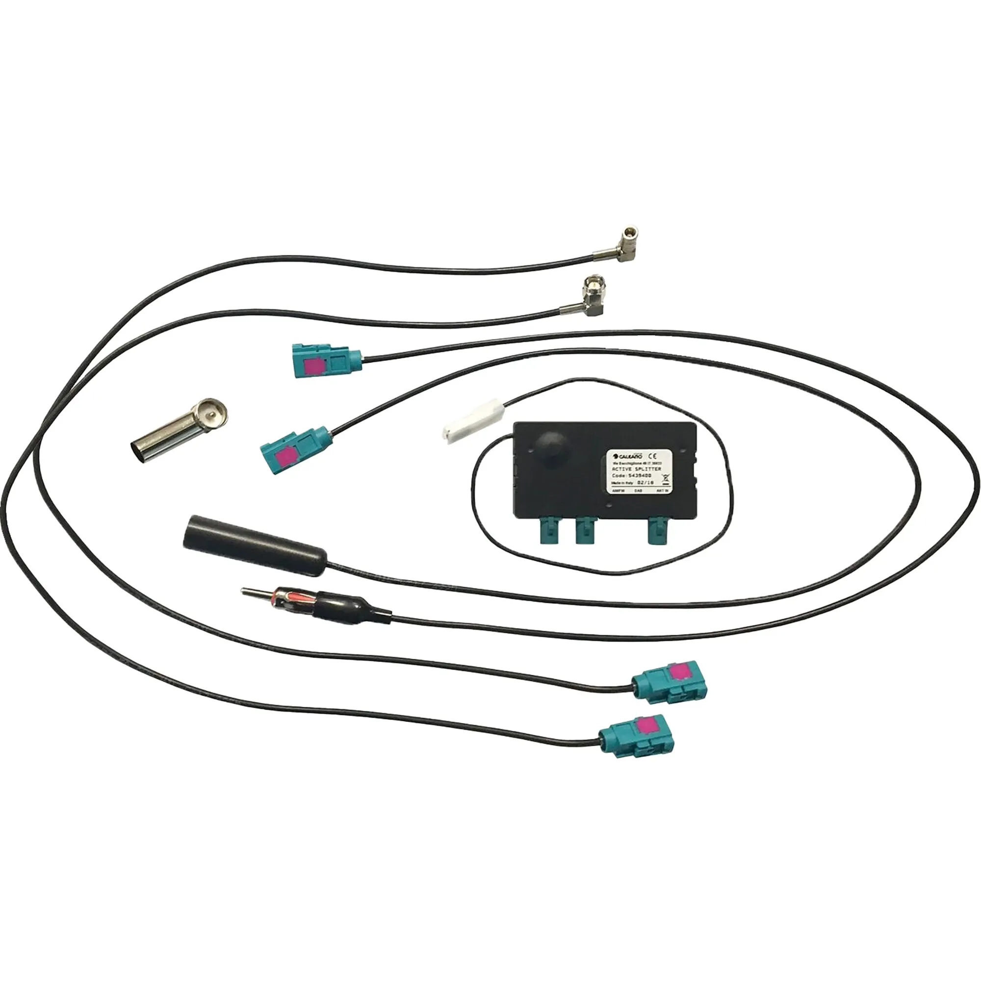 FM/DAB+-Antennen-Splitter und Signalverstärker mit schwarzem Gehäuse, Koaxialkabeln und mehreren Steckverbindern