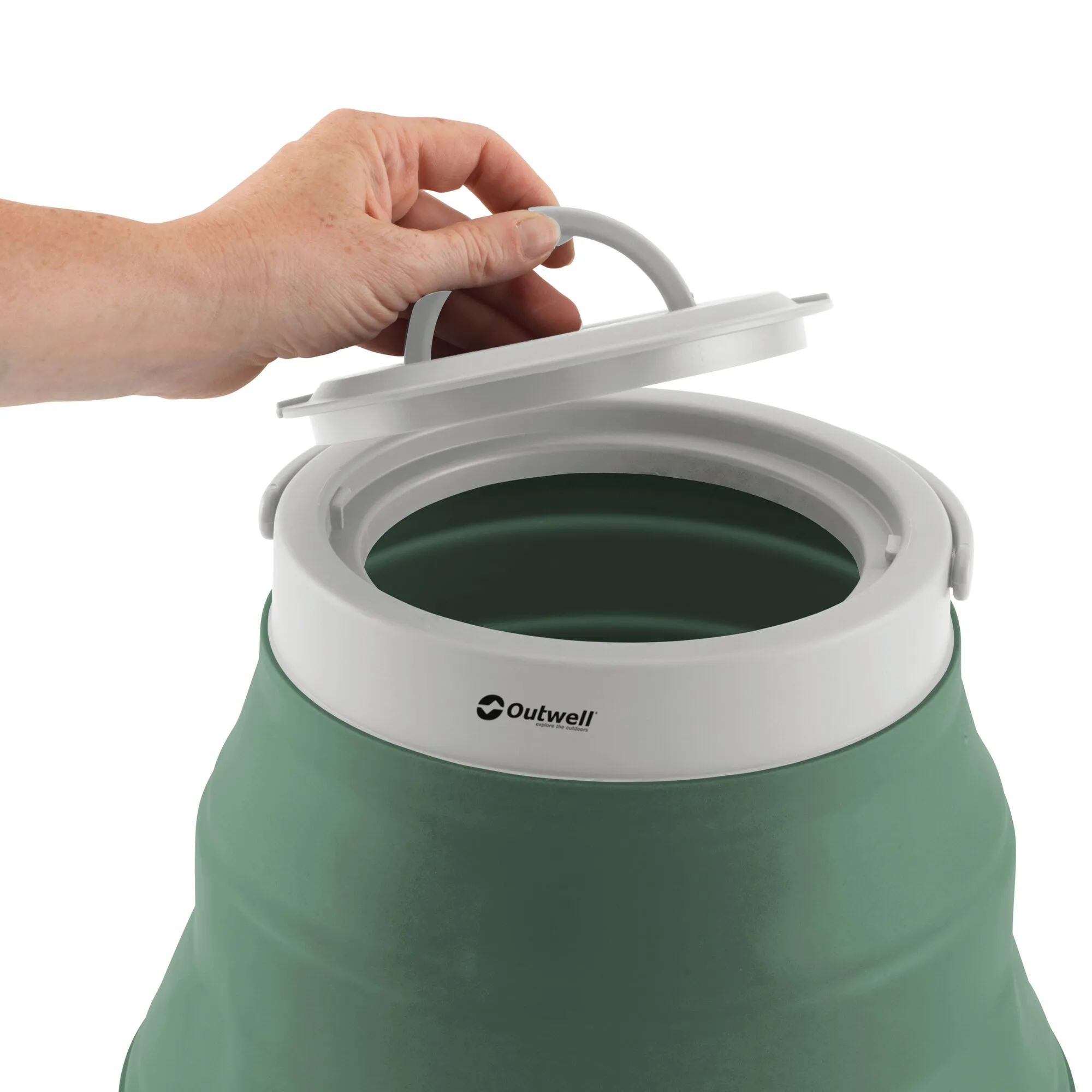 Grüner faltbarer Wasserkanister mit weißem Deckel, dessen Tragegriff von einer Hand angehoben wird; Logo von Outwell sichtbar