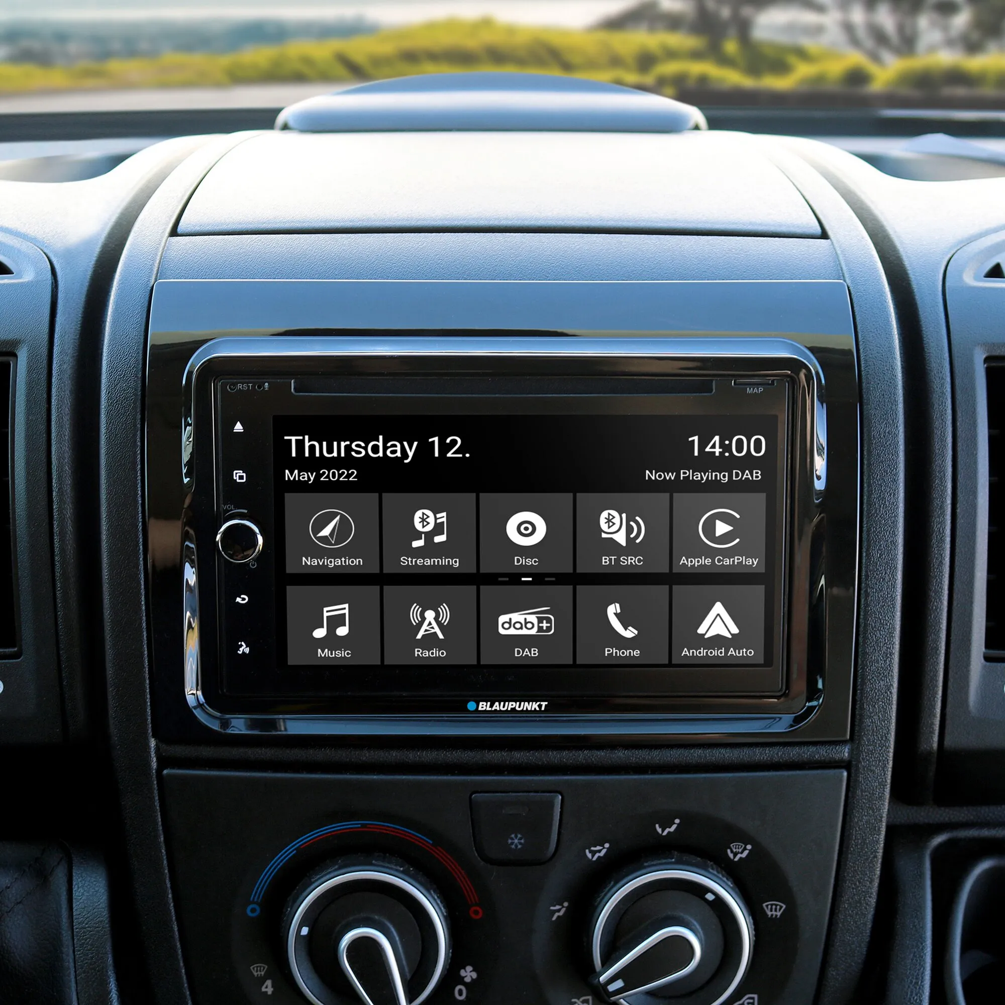 Blaupunkt Camper 700 DAB D8 Navigationssystem im Fahrzeug mit Touchscreen und Menüs für Navigation, DAB, Telefon und Android Auto