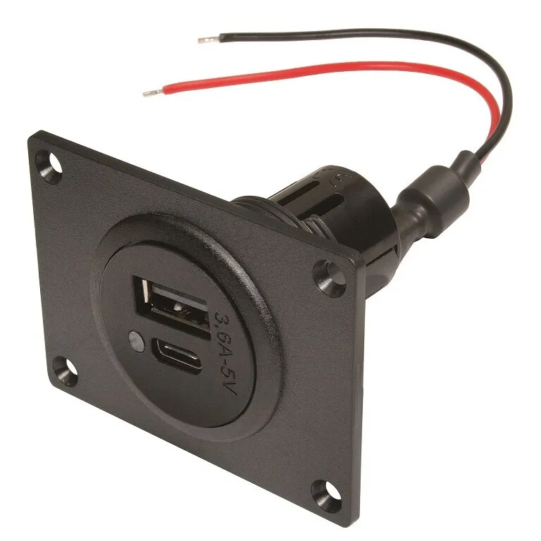 Schwarze rechteckige Einbausteckdose mit USB-A- und USB-C-Anschluss, vier Befestigungsöffnungen sowie roten und schwarzen Anschlusskabeln